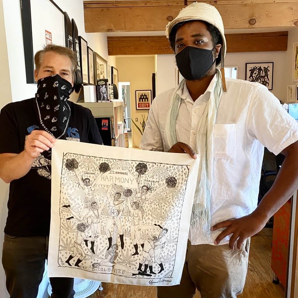 Shepard Faireyさんのインスタグラム写真 - (Shepard FaireyInstagram)「I was thrilled to get together (safely) with ABT Artists Umar Rashid @frohawktwofeathers and Victoria Cassinova @vcassinova to sign the bandanas we designed for @artistsbandtogether. You can now get your hands on SIGNED, pro-democracy bandanas by me and several other #ArtistsBandTogether artists through @ebay for Charity (link in bio) from now until November 1st! 100% of proceeds go to @risefreeorg, @conmijente and @wokevote.  This set includes signed bandanas by:  • Marilyn Minter / @marilynminter • Rirkrit Tiravanija • Shepard Fairey / @obeygiant • Merritt Johnson / @me.rritt • Umar Rashid / @frohawktwofeathers • Xavier Schipani / @xavierschipani • Victoria Cassinova / @vcassinova • Hank Willis Thomas / @hankwillisthomas • Christina Quarles / @cequarles This set is the ONLY signed version that will be available through Artists Band Together.  With #ElectionDay only 15 days away, please consider supporting NOW! Let’s band together to get out the vote. Thanks for caring! -Shepard」10月20日 5時49分 - obeygiant