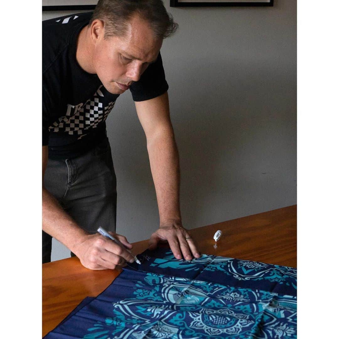 Shepard Faireyさんのインスタグラム写真 - (Shepard FaireyInstagram)「I was thrilled to get together (safely) with ABT Artists Umar Rashid @frohawktwofeathers and Victoria Cassinova @vcassinova to sign the bandanas we designed for @artistsbandtogether. You can now get your hands on SIGNED, pro-democracy bandanas by me and several other #ArtistsBandTogether artists through @ebay for Charity (link in bio) from now until November 1st! 100% of proceeds go to @risefreeorg, @conmijente and @wokevote.  This set includes signed bandanas by:  • Marilyn Minter / @marilynminter • Rirkrit Tiravanija • Shepard Fairey / @obeygiant • Merritt Johnson / @me.rritt • Umar Rashid / @frohawktwofeathers • Xavier Schipani / @xavierschipani • Victoria Cassinova / @vcassinova • Hank Willis Thomas / @hankwillisthomas • Christina Quarles / @cequarles This set is the ONLY signed version that will be available through Artists Band Together.  With #ElectionDay only 15 days away, please consider supporting NOW! Let’s band together to get out the vote. Thanks for caring! -Shepard」10月20日 5時49分 - obeygiant