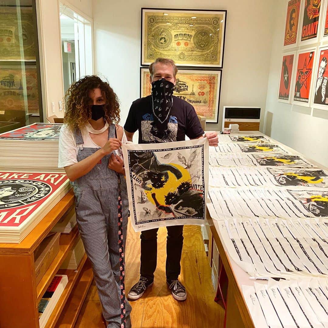 Shepard Faireyさんのインスタグラム写真 - (Shepard FaireyInstagram)「I was thrilled to get together (safely) with ABT Artists Umar Rashid @frohawktwofeathers and Victoria Cassinova @vcassinova to sign the bandanas we designed for @artistsbandtogether. You can now get your hands on SIGNED, pro-democracy bandanas by me and several other #ArtistsBandTogether artists through @ebay for Charity (link in bio) from now until November 1st! 100% of proceeds go to @risefreeorg, @conmijente and @wokevote.  This set includes signed bandanas by:  • Marilyn Minter / @marilynminter • Rirkrit Tiravanija • Shepard Fairey / @obeygiant • Merritt Johnson / @me.rritt • Umar Rashid / @frohawktwofeathers • Xavier Schipani / @xavierschipani • Victoria Cassinova / @vcassinova • Hank Willis Thomas / @hankwillisthomas • Christina Quarles / @cequarles This set is the ONLY signed version that will be available through Artists Band Together.  With #ElectionDay only 15 days away, please consider supporting NOW! Let’s band together to get out the vote. Thanks for caring! -Shepard」10月20日 5時49分 - obeygiant
