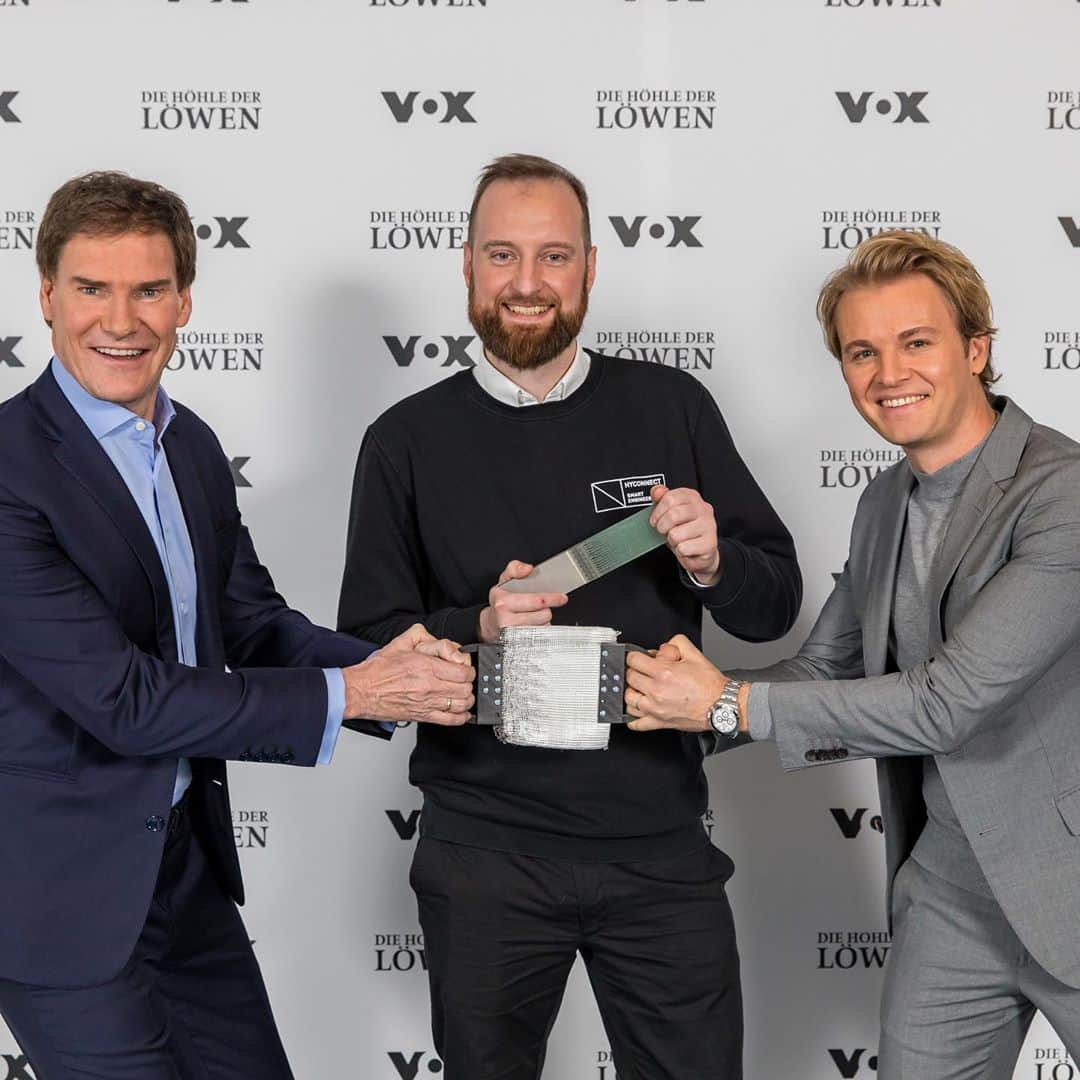 ニコ・ロズベルグのインスタグラム：「Done Deal! 👍 So excited about my new startup investment @hyconnect_hamburg – the revolution in lightweight construction! This connection technology reduces weight and saves energy – a key factor for sustainable mobility 🌍   Ich freue mich auf den Weg mit Hyconnect! Diese Verbindungstechnologie schafft gerade beim Thema Leichtbau ein großes Potential: Durch geringeres Gewicht wird Energie eingespart – ein Schlüsselfaktor für umweltschonende Mobilität 👍  #dhdl  📷 TV Now / Bernd-Michael Maurer」