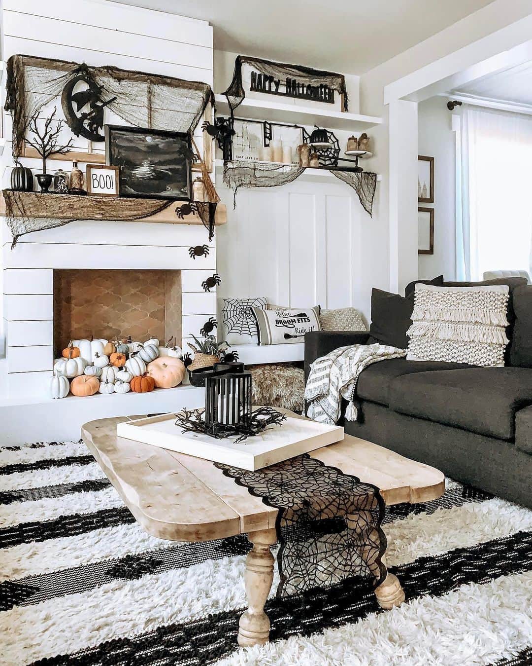 HomeGoodsさんのインスタグラム写真 - (HomeGoodsInstagram)「This black and white living room is hauntingly chic 🕸🕷(📸: @sharee.designs)」10月20日 6時01分 - homegoods