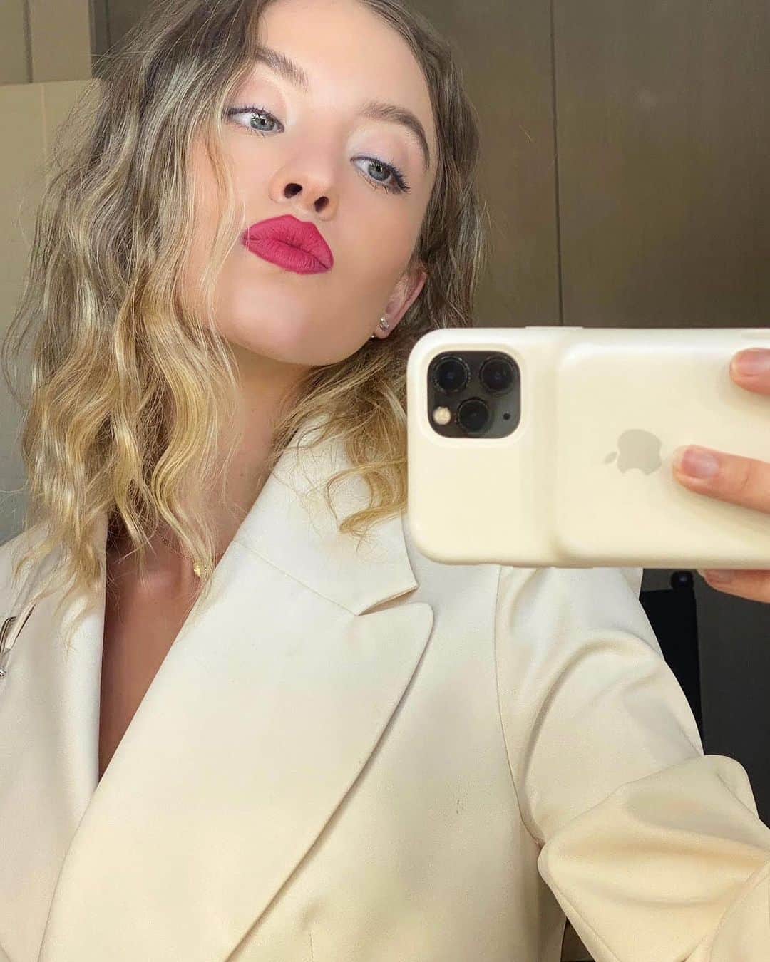 WHO WHAT WEARさんのインスタグラム写真 - (WHO WHAT WEARInstagram)「Get to know #Euphoria’s @sydney_sweeney like you never have before. The actress and beauty-product obsessee shares the top beauty secrets she’s learned on set, her five-minute routine lineup, and more with us. Tap the link in our bio and get ready to go #Unfiltered with Sydney Sweeney.  photos: @sydney_sweeney」10月20日 6時05分 - whowhatwear
