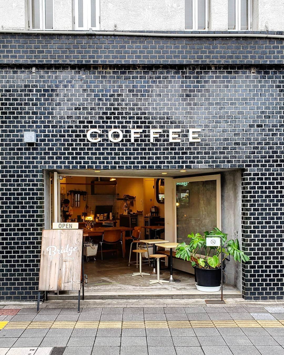 CAFE-STAGRAMMERさんのインスタグラム写真 - (CAFE-STAGRAMMERInstagram)「What do you say to taking a cup of coffee?  きょうもコーヒーしてますか♪ #馬喰町 #浅草橋 #カフェ #☕ #cafe #bakurocho #asakusabashi #tokyocafe #cafetyo #浅草橋カフェ #馬喰町カフェ #bridgecoffeeandicecream #cafebridge #ブリッジコーヒーアンドアイスクリーム #ブリッジコーヒー #カフェブリッジ」10月20日 6時05分 - cafetyo