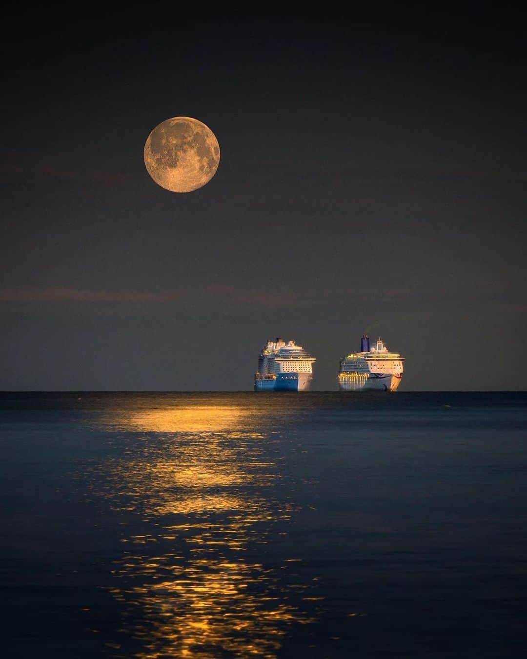 Canon Photographyさんのインスタグラム写真 - (Canon PhotographyInstagram)「Cruise ships having a race 🛳  Photography // @loulabelle2015 Curated by @steffeneisenacher  #fullmoon #telephotolens #bournemouth #durleychine #cruiseship」10月20日 6時21分 - cpcollectives