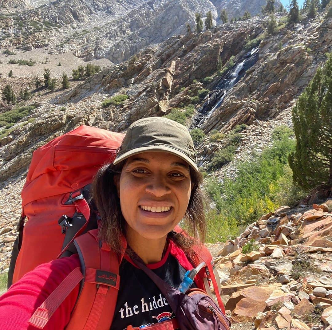 オボズのインスタグラム：「Solo backpacker, writer, and Oboz Truist @brandybrookswrites recalls her experience of taking another solo backpacking trip during one of California's heat waves. See a snippet below, then click the link in our bio to read more.⠀ ⠀ "This story is more about me realizing that taking this trip when I probably shouldn't have, caused unnecessary endangerment when I could have prevented it. In short, because I went to Inyo Forest to have an adventure during the same time the Creek Fire in Yosemite would start and during the same time the West Coast would have a heatwave, is the reason I had my first near-death experience.⠀ ⠀ "Although I kept a phenomenally cool head, I learned a few things...."⠀ ⠀ Read more through link in bio!⠀ .⠀ .⠀ .⠀ .⠀ #truetothetrail #solobackpacking #backpacking #californiafires #yosemite #backcountry #camping」
