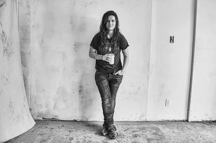 ジェイソン・ムラーズのインスタグラム：「This is Jen Rosenstein. An amazing photographer. Wears boots. Kicks ass in them. Convenes with animals. She geeks for thrills & shoots for peace. Every picture is a storyteller. She’s a messenger and brings people together. And she is a friend of mine. Today is her Birthday. Check out her prints and swag and help me celebrate an artist who has helped me tell my story many times. Or if you see her today, give her a socially distant head nod and buy her a latte.」