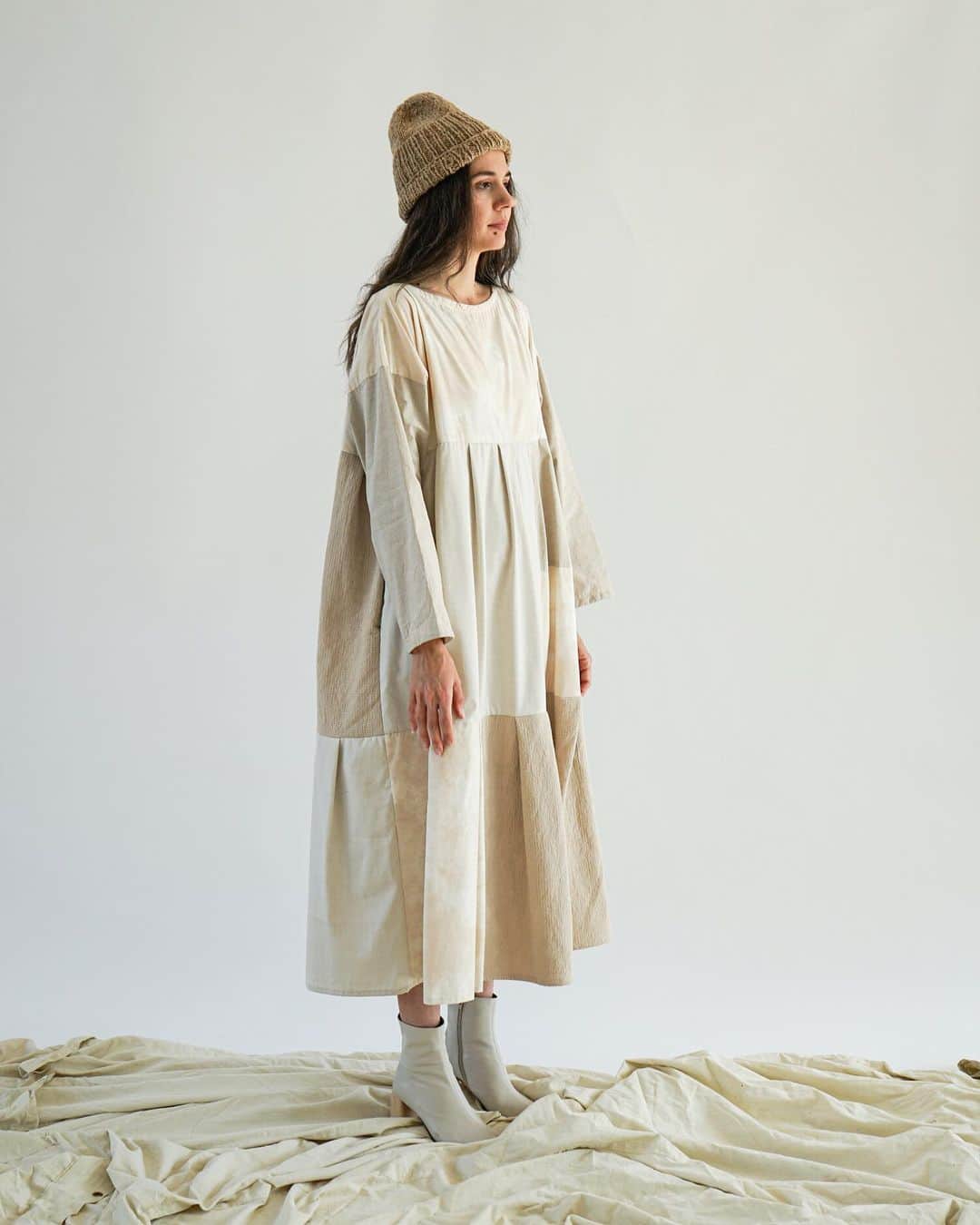 スティーブンアランのインスタグラム：「The Fall collection from @museo.studio evokes feelings of nostalgia and slowing down. Made from deadstock cotton sateen, Japanese paper cotton, and ultra soft vintage cotton poplin that will remind you of your grandmother’s worn in sheets, the Swing Dress in Tea is an understated favorite. #stevenalan」