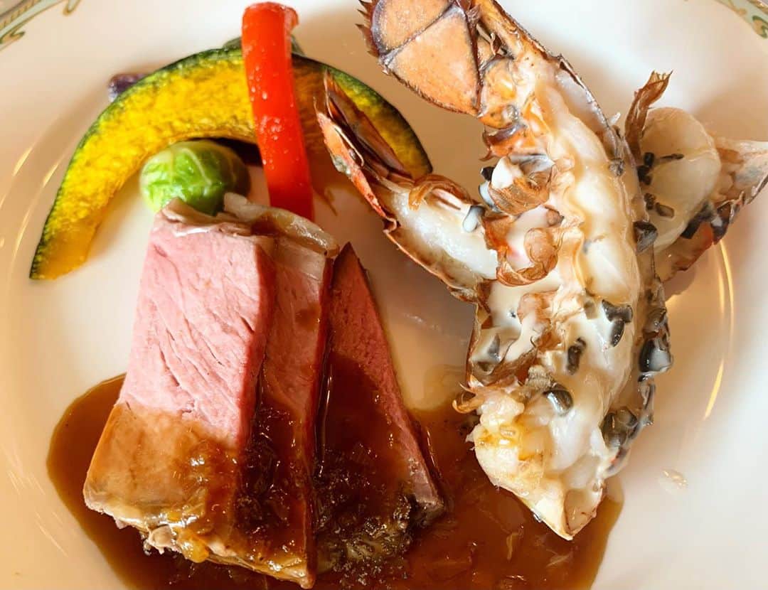 のインスタグラム：「ディズニー大好きなので復活は幸せの巻き😋💖  SSコロンビアのローストビーフと海老🦞  前菜もハロウィン仕様🎃👻 デザートもあまあま💖  #コンセプトカフェ#カフェ#コンカフェ#メイドカフェ#可愛い#プティパルフェ#住吉#キャバクラ#アールズカフェ#錦#メイド服#メイド#名古屋#YouTube#イチナナ#17#ローストビーフ#海老#スイーツ」