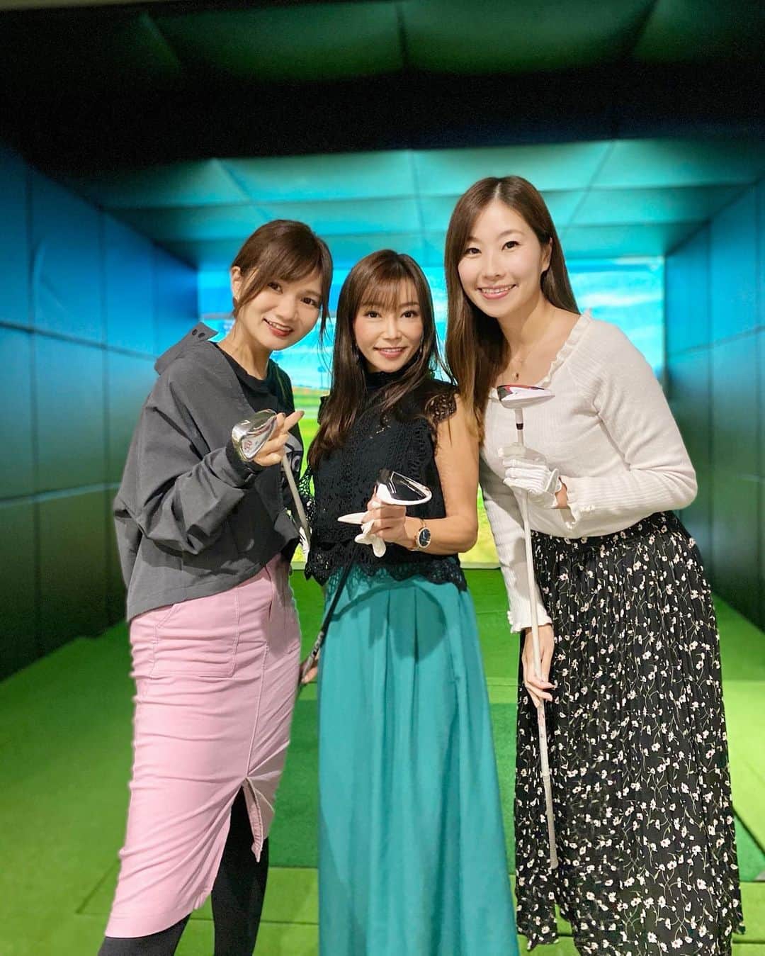 石関いづみさんのインスタグラム写真 - (石関いづみInstagram)「☺︎*･ Simulation golf 🌈 ・ 3人でシミュレーションゴルフへ⛳️ この日は雨だったけど室内なので 気にせず出来るから快適🙌 今回はサクッと練習モードで🏌️‍♀️ ・ ・ #shoes @comocome.golfselect #コモコーメ ・ @chibaginza.cc @gridge562 #千葉銀座カントリークラブ #千葉 #シミュレーション #室内ゴルフ #ゴルフ練習 #ゴルフ #スポーツ女子 #グリッジ #golfer #golfgirl #sport #golf  #いづみん #いづみんゴルフ #izumingolf #izumin_golf」10月20日 6時34分 - izumingolf