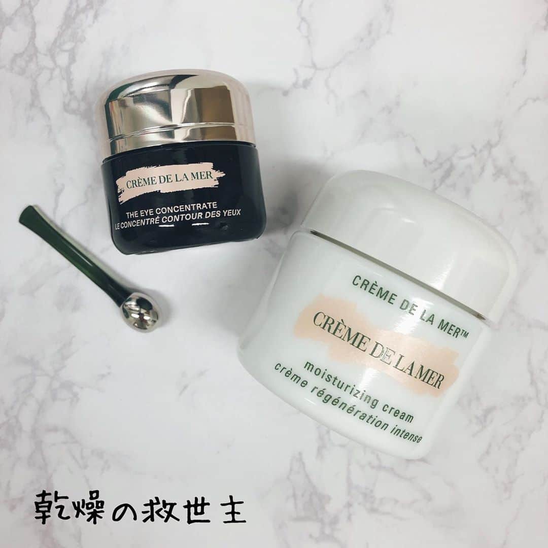 のインスタグラム：「急に冷え込んで来ましたね。 部屋に暖房を入れるようになってから急に肌がカピカピに。 そんなときの救世主はやっぱりこの方、ドゥラメールのクリーム。 新発売のアイクリームはスパチュラにボールがついていてマッサージできます。 マスクの擦れによる肌荒れにもオススメです！ ワセリンベースのクリームだから、手のひらでしっかり温めてから塗るのがポイントです。 #ドゥラメール　#クリームドゥラメール　#ドゥラメールクリーム　#delamer #マスクケア#肌荒れ#肌荒れ改善 #乾燥対策#乾燥ケア#ゆらぎ肌#乾燥肌にオススメ #乾燥肌対策 #乾燥肌ケア #乾燥予防 #マスク女子 #マスクによる肌荒れ #マスクによる肌トラブル #マスクによる乾燥 #デパコス#デパコス好きさんと繋がりたい」