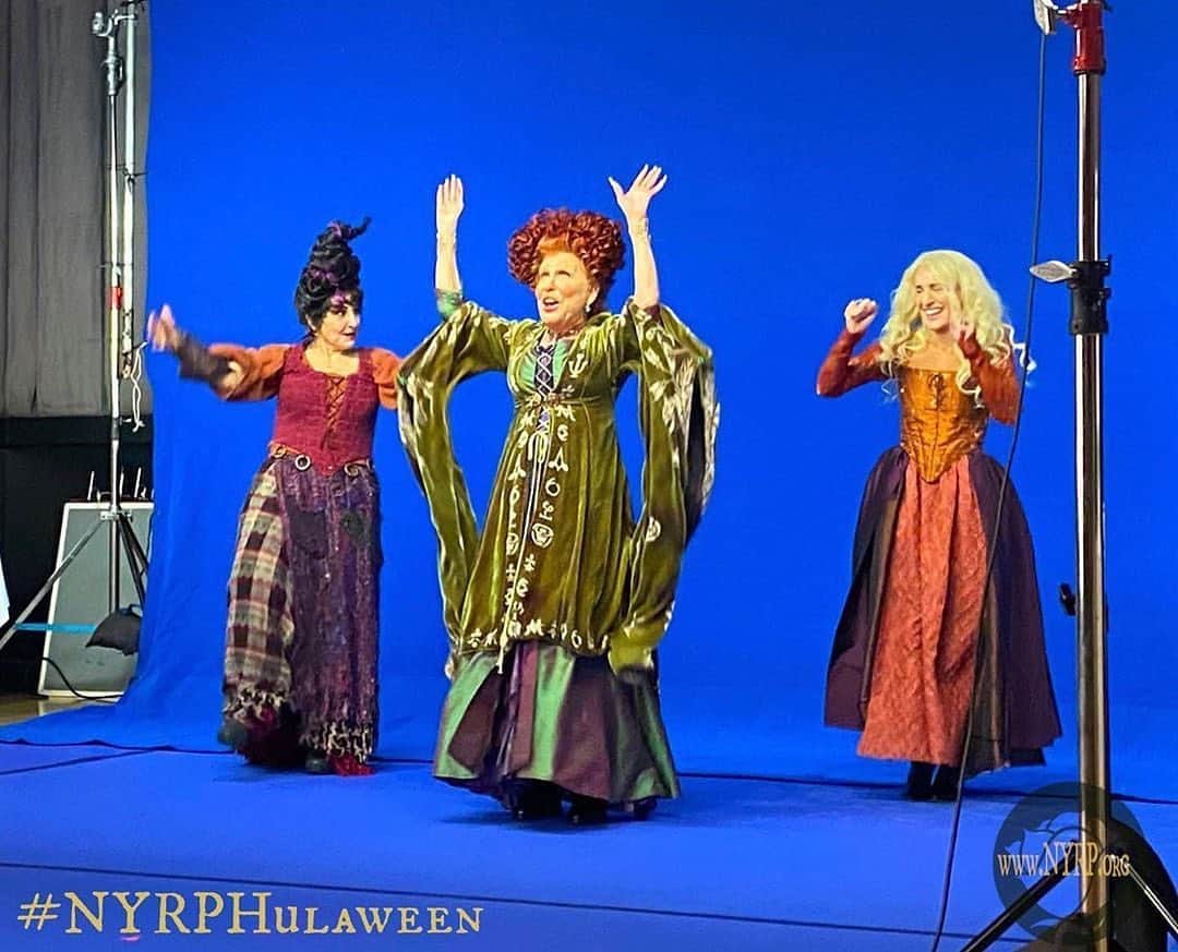 E! Onlineさんのインスタグラム写真 - (E! OnlineInstagram)「We need to form a calming circle because the Sanderson Sisters have reunited in full costume 27 years later! ✨ (📷: @bettemidler)」10月20日 6時46分 - enews