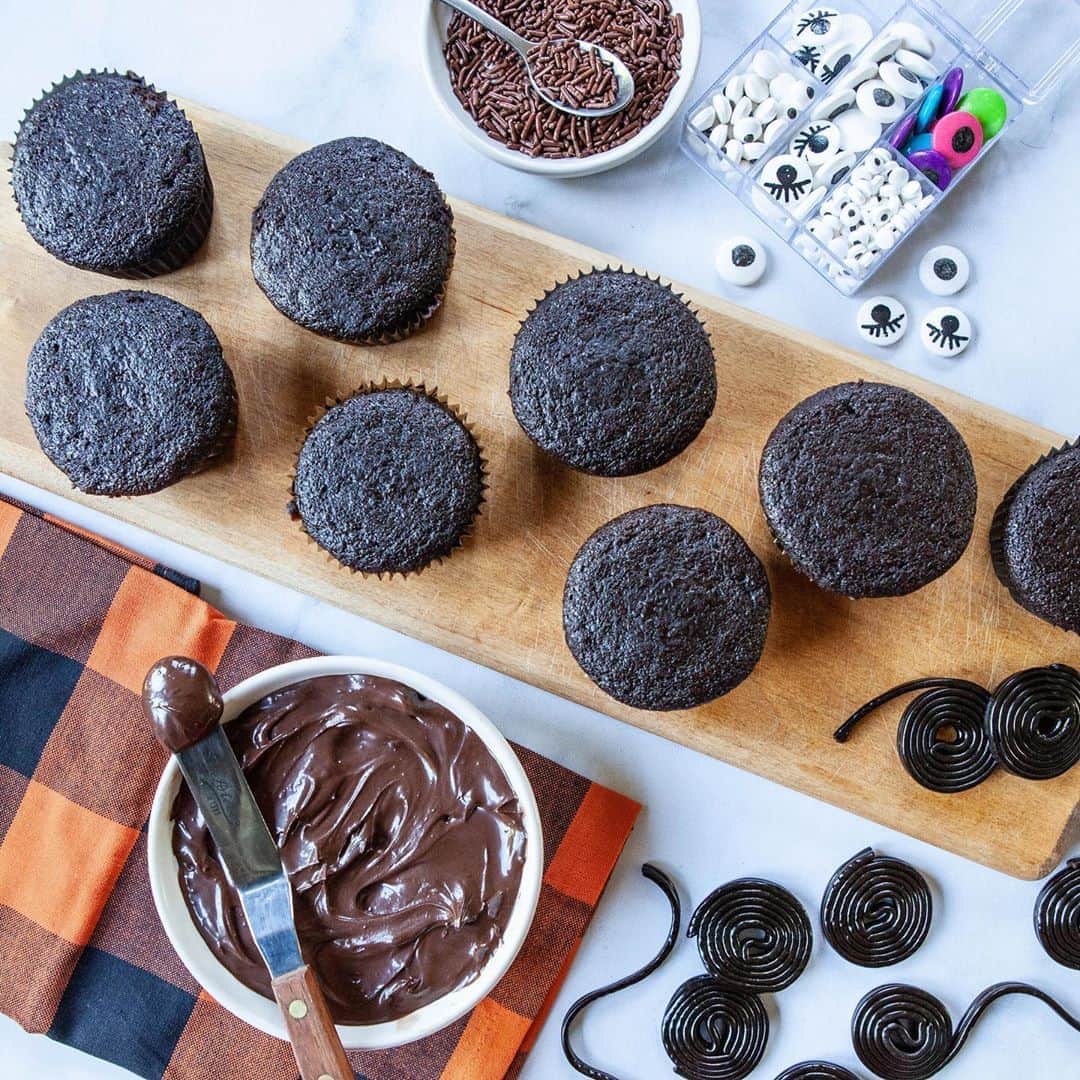 Targetさんのインスタグラム写真 - (TargetInstagram)「A little spooky, a lotta tasty. Check out @meganjgordon’s easy, creepy-crawly cupcakes for you and your littles to make.」10月20日 6時59分 - target