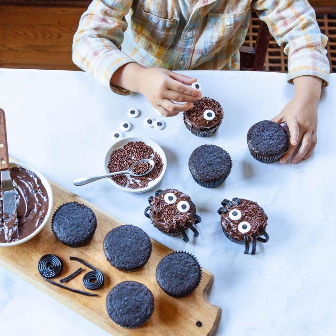 Targetさんのインスタグラム写真 - (TargetInstagram)「A little spooky, a lotta tasty. Check out @meganjgordon’s easy, creepy-crawly cupcakes for you and your littles to make.」10月20日 6時59分 - target