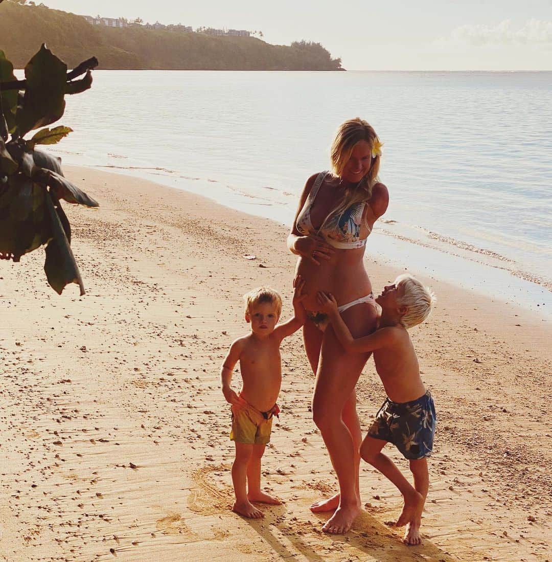 Bethany Hamiltonのインスタグラム：「Every blessing comes from above ♥️🥰✨ The boys have both gotten to feel baby kicking and they are pumped big brothers!」