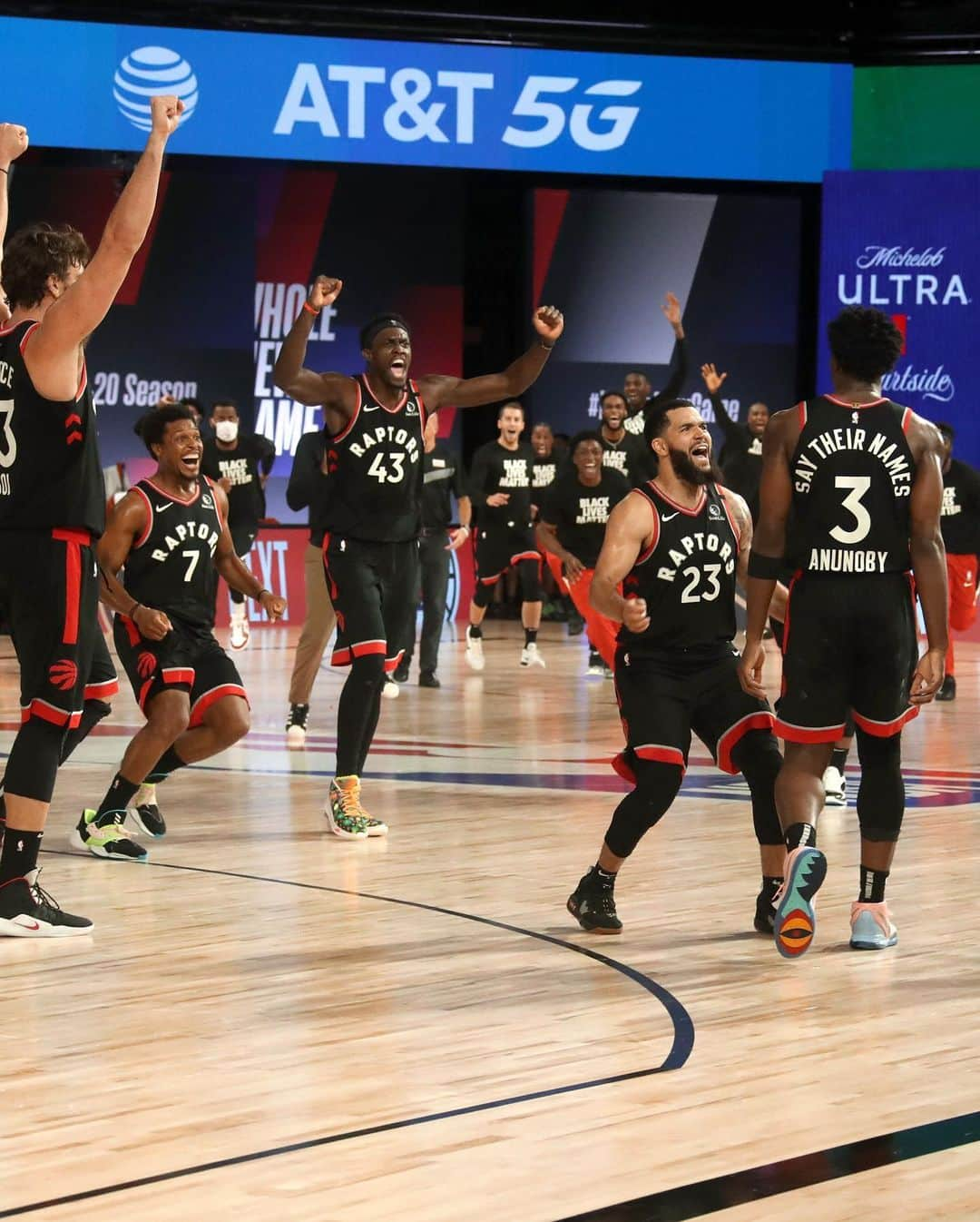 NBAさんのインスタグラム写真 - (NBAInstagram)「Clutch in Orlando! @kyle_lowry7’s perfect pass finds @oanunoby for the @raptors #TissotBuzzerBeater! #BESTofNBARestart」10月20日 7時06分 - nba