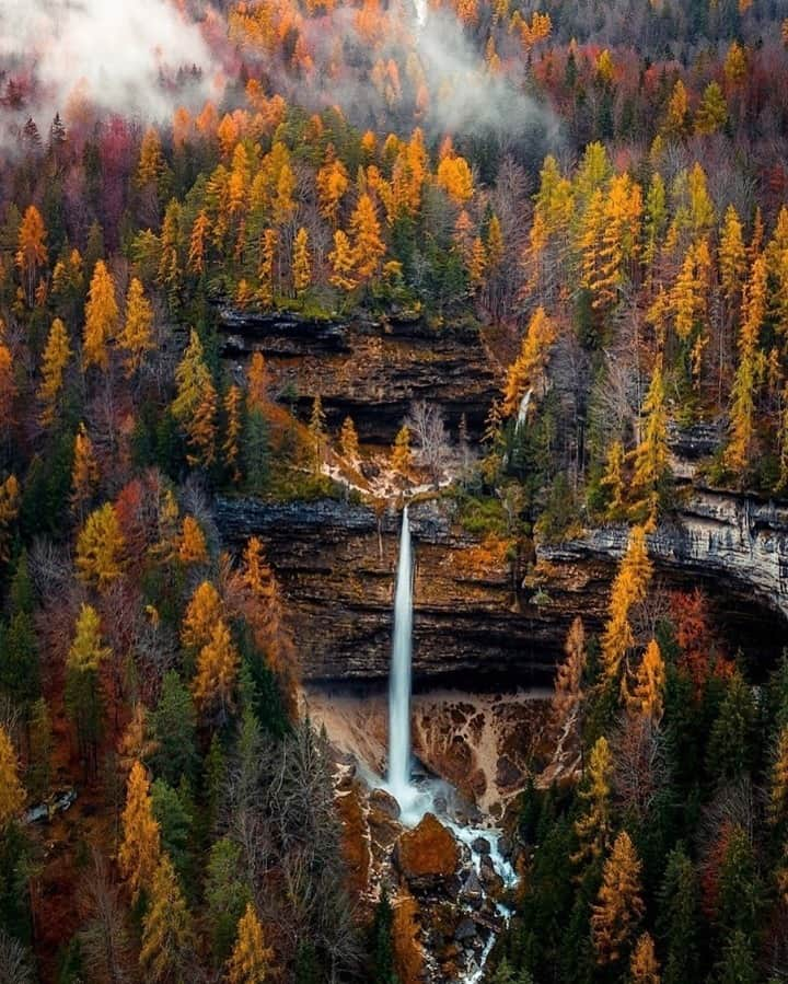 Travel + Leisureさんのインスタグラム写真 - (Travel + LeisureInstagram)「📍 Slovenia... From foliage-filled hikes to crisp evenings sipping local craft brews, there are endless opportunities for taking photos of fall scenery. We've rounded up some of the best fall Instagram captions to pair with your next autumnal post. Get the full list at the link in bio. #tlpicks courtesy of @davide.anzimanni」10月20日 7時15分 - travelandleisure