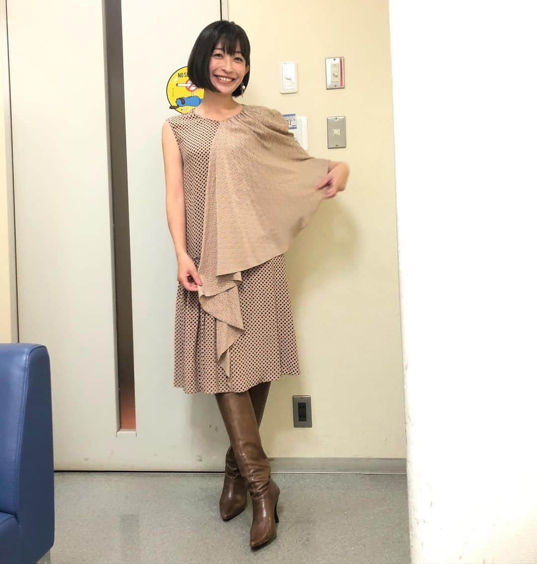 のインスタグラム：「おはようございます^ ^ いいお天気になりそうな朝です🌞 今日も良い一日を☺️ 📺🐾犬がテーマの収録があり、 張り切って犬ファッション(*´꒳`*)👗💕 さりげなく〜🐕犬だらけ*\(^o^)/* #犬柄ワンピ#犬イヤリング　 #保護猫チャリティグッズ　@nekosupport   #収録#衣装#私服#chihuahua #maltese #mixdog #dogstagram #doglover #チワワ#チワマル#いぬばか部 #いぬすたぐらむ #今朝の朝陽#千葉暮らし#犬のいる暮らし 昨日の、ふてくされわんこたち。☔️ 今日はしっかりお散歩行こうね(o^^o)🐶🐶✨🌈」