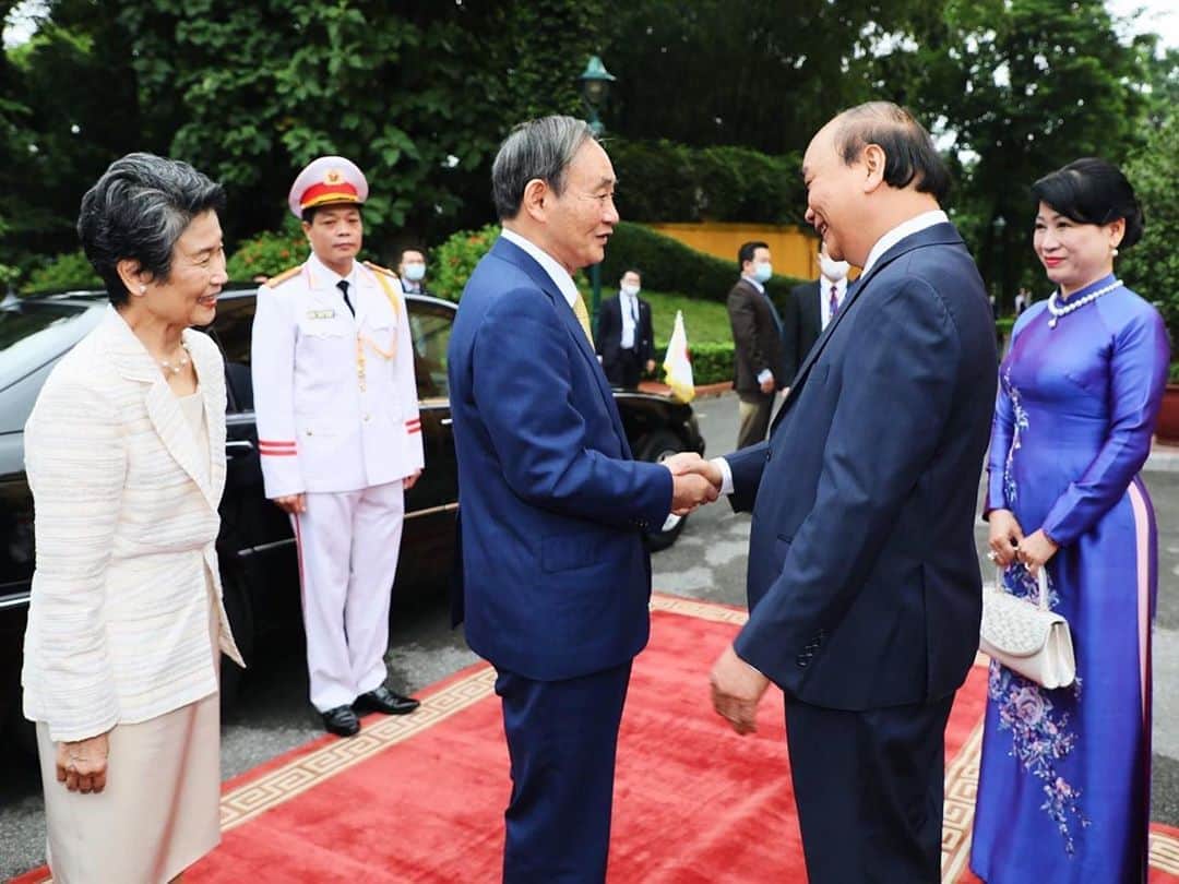 菅義偉さんのインスタグラム写真 - (菅義偉Instagram)「ベトナムでの首脳会談では、様々な議題について、フック首相と対面でじっくりと意見交換しました。特に、二国間の往来の再開、サプライチェーンの多元化促進などの進展を確認できました。 　日本とベトナムが共にインド太平洋地域の平和と繁栄に貢献していくとのビジョンを、フック首相との間でしっかりと共有でき、「自由で開かれたインド太平洋」の実現に向けた、貴重な第一歩になったと感じています。 　インドネシアでは、ジョコ大統領と首脳会談を行います。基本的価値を共有する「戦略的パートナー」の関係の発展に向け、コロナ対策、経済関係を含む幅広い分野の協力について議論し、連携を強化したいと思います。  #自由で開かれたインド太平洋 #ベトナム #vietnam」10月20日 7時31分 - suga.yoshihide