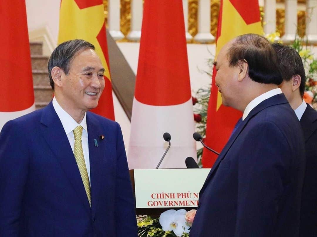 菅義偉さんのインスタグラム写真 - (菅義偉Instagram)「ベトナムでの首脳会談では、様々な議題について、フック首相と対面でじっくりと意見交換しました。特に、二国間の往来の再開、サプライチェーンの多元化促進などの進展を確認できました。 　日本とベトナムが共にインド太平洋地域の平和と繁栄に貢献していくとのビジョンを、フック首相との間でしっかりと共有でき、「自由で開かれたインド太平洋」の実現に向けた、貴重な第一歩になったと感じています。 　インドネシアでは、ジョコ大統領と首脳会談を行います。基本的価値を共有する「戦略的パートナー」の関係の発展に向け、コロナ対策、経済関係を含む幅広い分野の協力について議論し、連携を強化したいと思います。  #自由で開かれたインド太平洋 #ベトナム #vietnam」10月20日 7時31分 - suga.yoshihide