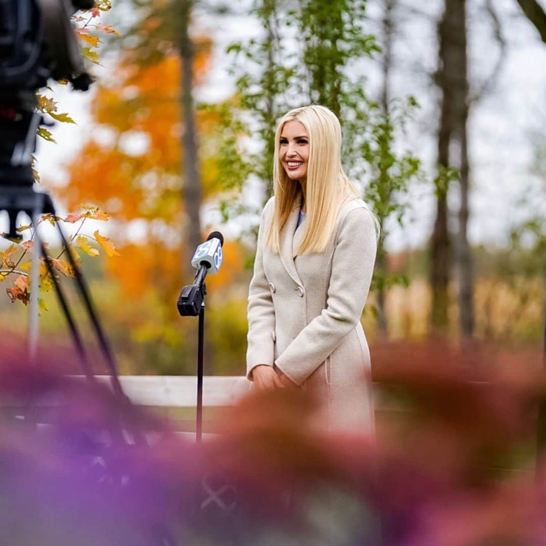 イヴァンカ・トランプさんのインスタグラム写真 - (イヴァンカ・トランプInstagram)「Great returning to Grand Rapids, Michigan today to campaign in support of @realDonaldTrump! #4MoreYears 🇺🇸」10月20日 7時25分 - ivankatrump