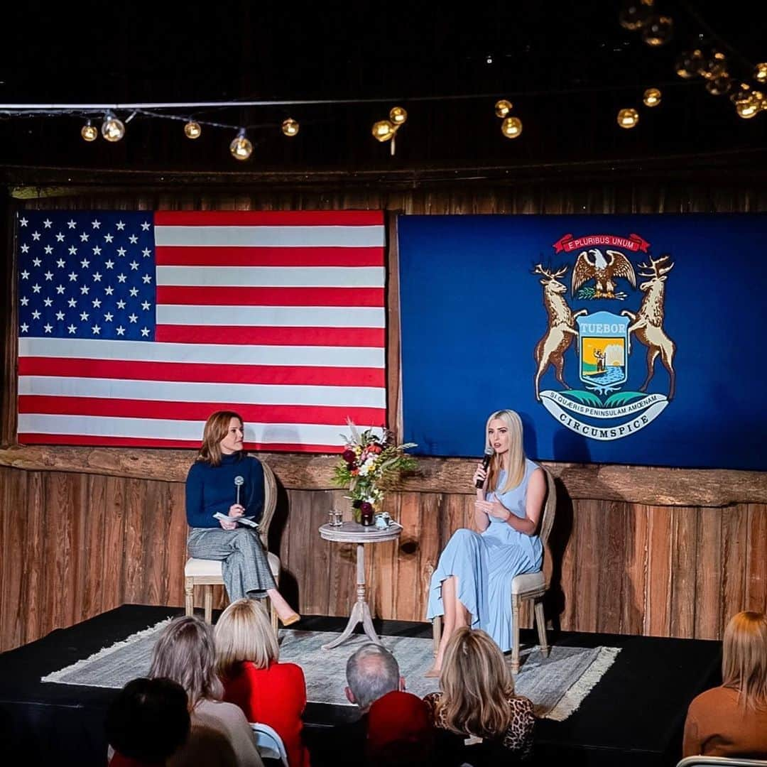 イヴァンカ・トランプさんのインスタグラム写真 - (イヴァンカ・トランプInstagram)「Great returning to Grand Rapids, Michigan today to campaign in support of @realDonaldTrump! #4MoreYears 🇺🇸」10月20日 7時25分 - ivankatrump