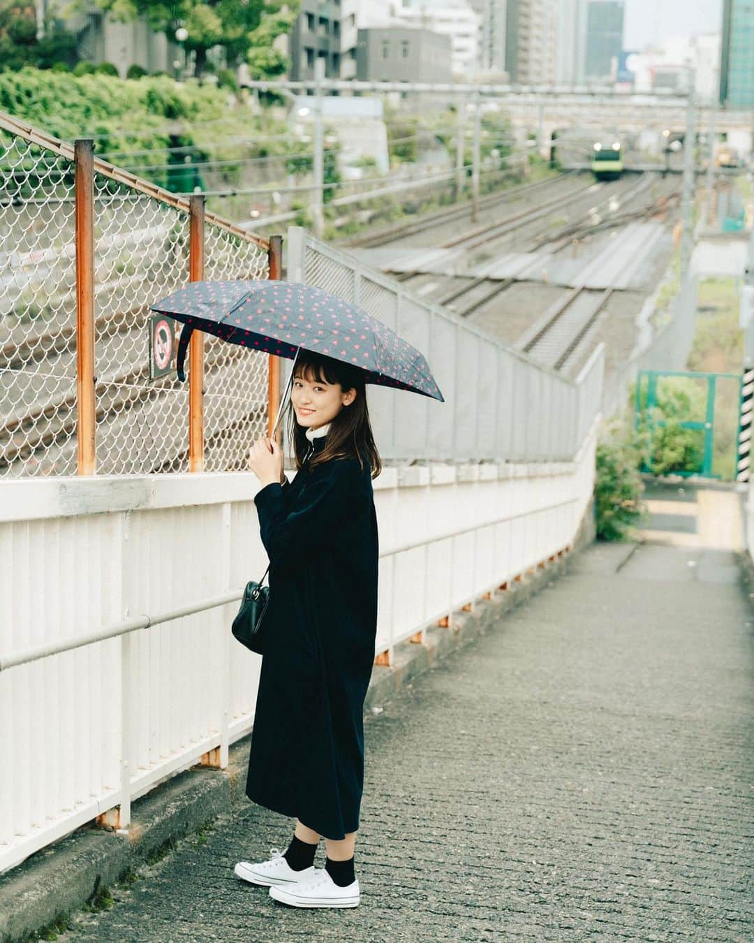 阿部真綾さんのインスタグラム写真 - (阿部真綾Instagram)「. そうです、この撮影の日も雨だったんです、、、本当に雨女☔️ でも見てくださいこのいい感じの写真！！！(語彙力) カメラマンくん有難う🥺💛 雨でもいいことありますね👌🏻 . 本番まであと11日！！！ もう少しで1桁になってしまう、、、 皆さんもう少しだけ応援して頂けたら嬉しいです🌼 今日の【投票】もお待ちしてます！！ . #ミスミスター駒澤コンテスト2020 #ミスコン #駒澤大学 #ミス駒澤 #サロモ #サロンモデル #サロモ受付中 #被写体 #被写体なります #撮影依頼受付中 #ポートレート#ポートレート撮影 #代官山 #雨の日」10月20日 7時30分 - koma2020_miss2