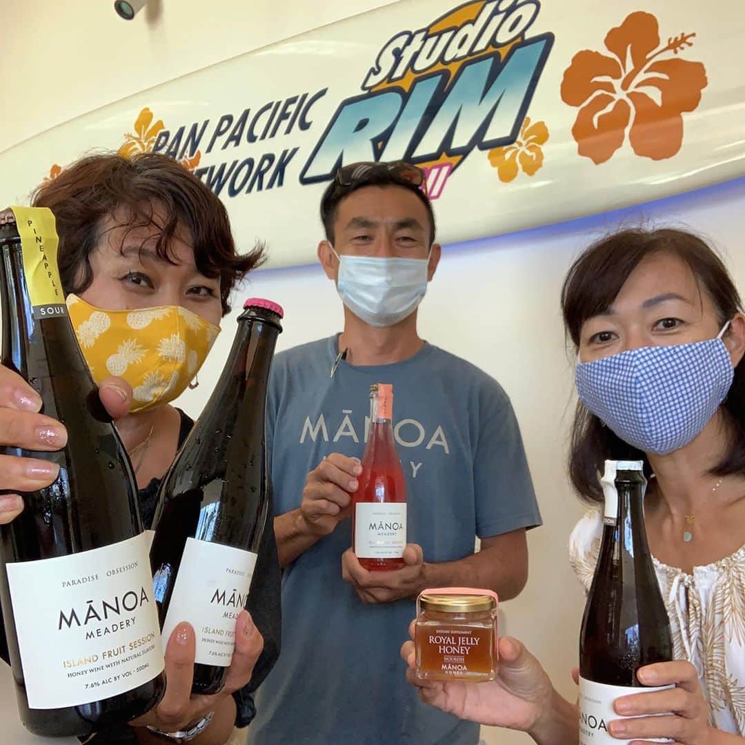飯島寛子さんのインスタグラム写真 - (飯島寛子Instagram)「先日のStudio Rim ラジオゲストは、Manoa Honey Company&meadのYuki Uzuhashi(埋橋) さんをお迎えしました。養蜂家の靴に注目！蜂から完全防御です。  京都の美大の卒の彫刻家の埋橋さんが蜜蜂との出会いから、アーティストの目線で養蜂家に。2013年からMANOA HONEYのオーナーになる。 世界最古酒といわれるMead(蜂蜜酒)の生産を実現。 リリコイ、パイナップル、フルーツパンチ＆チューべローズ。  ＃Mead #養蜂家　＃manoahoneyandmead ごとし」10月20日 7時39分 - hirokoiijima