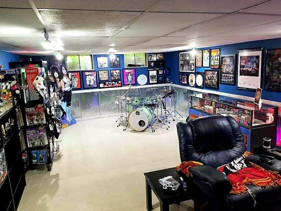 KISSさんのインスタグラム写真 - (KISSInstagram)「#CollectingKISS! Thanks to Adam Woodsman for sharing his #KISS room with us. Awesome! #KISSARMYROCKS  Show us your #KISSRoom, #KISSARMY!」10月20日 7時39分 - kissonline