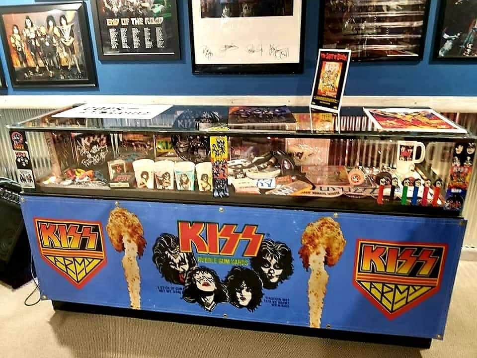 KISSさんのインスタグラム写真 - (KISSInstagram)「#CollectingKISS! Thanks to Adam Woodsman for sharing his #KISS room with us. Awesome! #KISSARMYROCKS  Show us your #KISSRoom, #KISSARMY!」10月20日 7時39分 - kissonline