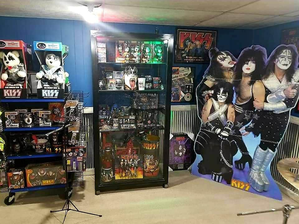 KISSさんのインスタグラム写真 - (KISSInstagram)「#CollectingKISS! Thanks to Adam Woodsman for sharing his #KISS room with us. Awesome! #KISSARMYROCKS  Show us your #KISSRoom, #KISSARMY!」10月20日 7時39分 - kissonline