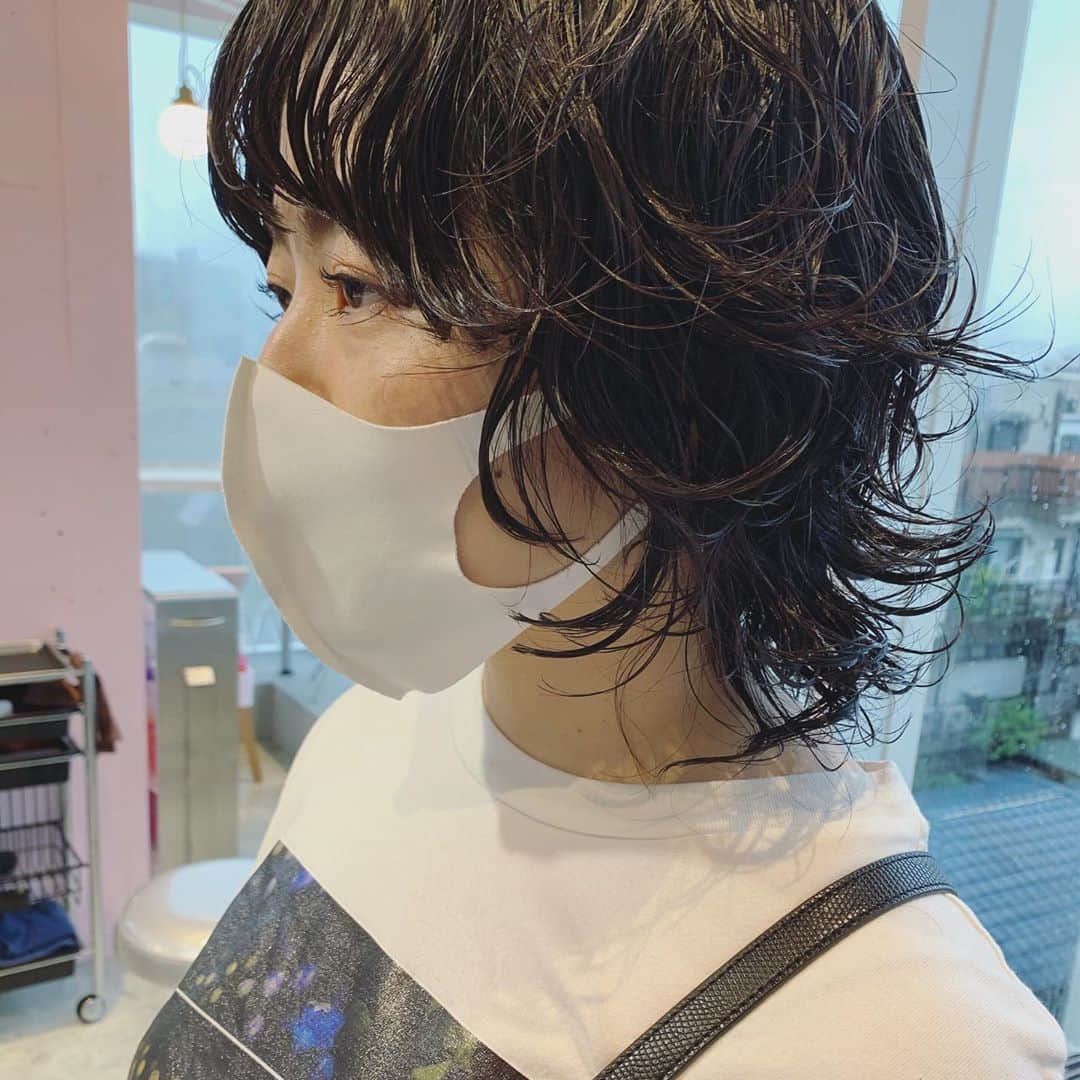 小松美緒のインスタグラム：「最近はもっぱらウルフやパーマや 顔まわりのレイヤー、　 お客様がやったことないデザインをして　 新しい雰囲気をつくって送り出すのが 楽しい✨　 次に来たときにお客様のスタイリングが　 可愛いくしてると なお、とても嬉しい✂︎    前回かけたパーマ、とても良い感じに残してくれてた♡  いつもありがとうございます。　  @wyeth_hair」