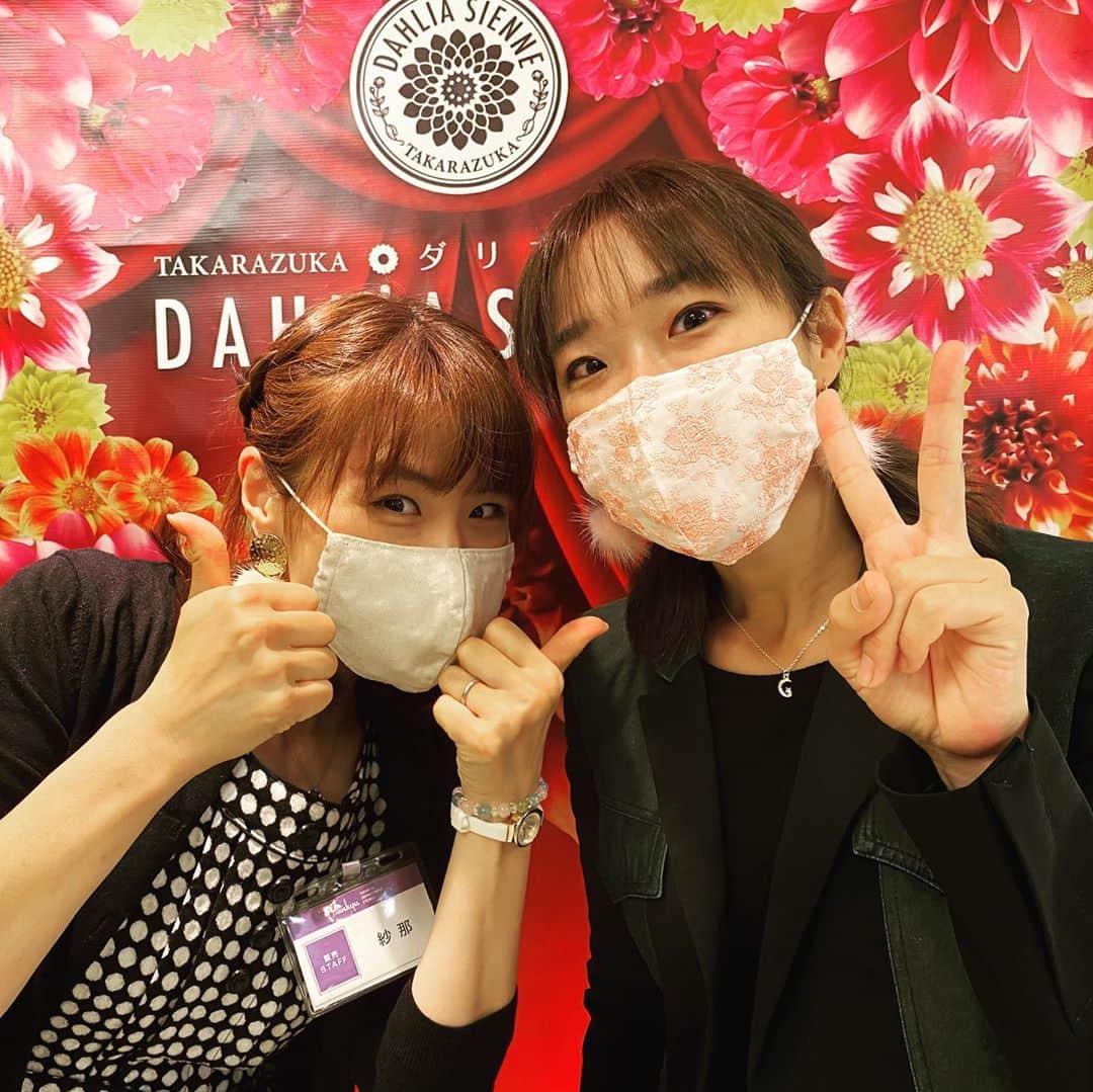 紗那ゆずはのインスタグラム：「＊ ついに本日最終日となりす、タカラジェンヌOGマルシェ…！ 昨日まで店頭に立っていたゆーみんこと #隼海惺 ちゃんと記念に♡ . 次会えるのはいつかなぁ…。 楽しかったなぁ😊✨ . 彼女お手製のマスクフックも購入させてもらって(ゆーみんオススメの私の大好きな🌙🐰関連イメージ商品。笑) めっちゃ耳も楽ちんでありごたい…😢 . . さて、御好評いただいておりました、贅沢セットですが…昨日ありごたいことに、クッキーが品切れ状態となりまして、販売終了とさせていただくことになりました🙇‍♀️💦 . みなさまの「美味しかった〜✨✨」という声に支えられております。 ありがとうございます！ . . またお知らせなど、今夜…？させていただにますね！ . 今日も、みなさまを元気いっぱいお待ちしております♡ . .」