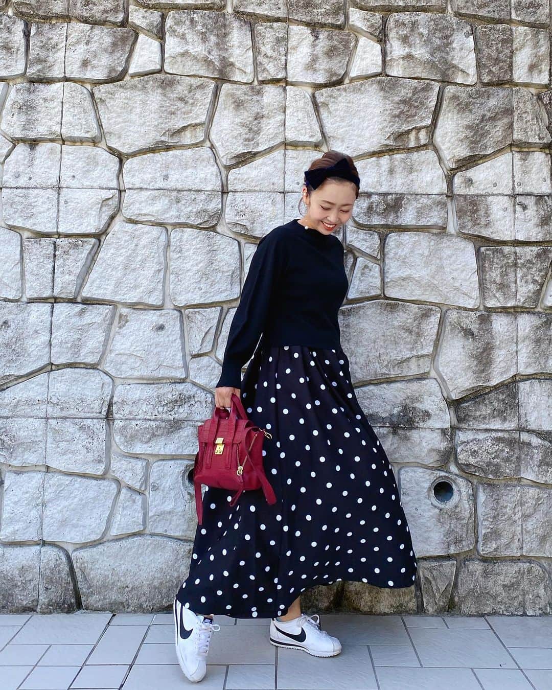 のインスタグラム：「・ #akiron_verofonna one piece coordinate6️⃣👗💕(color:DOT) @verofonna  (本日20日お昼12時頃からのインスタライブ終了後予約販売開始) ・ ・ おはようございます😃 リクエストいただいておりました、スニーカー合わせでDOTを着てみました👗 スニーカーと合わせてカジュアルに着ていただくのもオススメであります♡ 髪の毛はスッキリアップにして、リボンなんぞつけてみました🤪 ・ ワンピースって、トップスやスカート単品より価格が高いのに、着こなしがどうしてもワンパターンになりがちですよね。 着まわせるワンピースがあれば最高なのになってずっと思っていましたが、それがカタチになったドッキング風アンサンブルワンピースを作ることができました🥺💪 皆様にも色んな着こなしを楽しんでもらえたら嬉しいです♡ ・ それでは、本日お昼12時頃より @verofonna のアカウントにてインスタライブでお会いしましょう‼️ 第一弾の時と同じくガッチガチに緊張すると思いますが、精一杯色々なこだわりを説明させてもらいたいと思ってます♡ ・ ※私が着ているものはサンプルとなります 実際はスカート着丈2.5cm短くしています。 ※スカートのウエスト部分のサイドのタックもう少し少なくなります。ウエスト部分の広がりを抑えるため _________________________________ #akiron_verofonna #reverofonna #verofonna #ヴェロフォンナ #コラボ企画 #コラボ #コラボ商品」