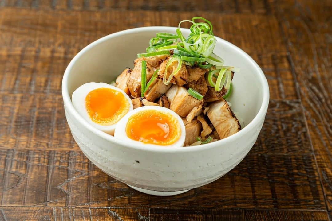 のインスタグラム：「【麺処むらじ特製チャーシュー丼】  麺処むらじのチャーシューがゴロっと乗ったチャーシュー丼は、 ごはんが進んで気付けば完食してしまっているやみつきの逸品！ 是非一度、ご賞味ください！  麺処むらじ祇園本店、室町店ともにディナータイムが オススメのご来店時間です！ 夜ですと特に京都らしい街並みが色濃く感じられ、 席へのすぐのご案内もさせて頂けますよ。  麺処むらじでは様々な感染症対策をし、 皆様にご安心して麺処むらじをお楽しみ頂けるよう、 一同懸命に取り組んでおります。 みなさまのご来店を心よりお待ちしております。  #麺処むらじ #むらじ #ラーメンむらじ #ラーメン #京都ラーメン #ラーメン京都 #麺処むらじ #ラーメン大好き #麺スタグラム #麺活 #京都グルメ #京都麺活 #京都のうまいもん #ランチセット #京都 #そうだ京都行こう #kyoto #ramen #ramennoodles #ramenlover #ramen #kyotojapan #祇園 #室町 #チャーシュー #チャーシュー丼」