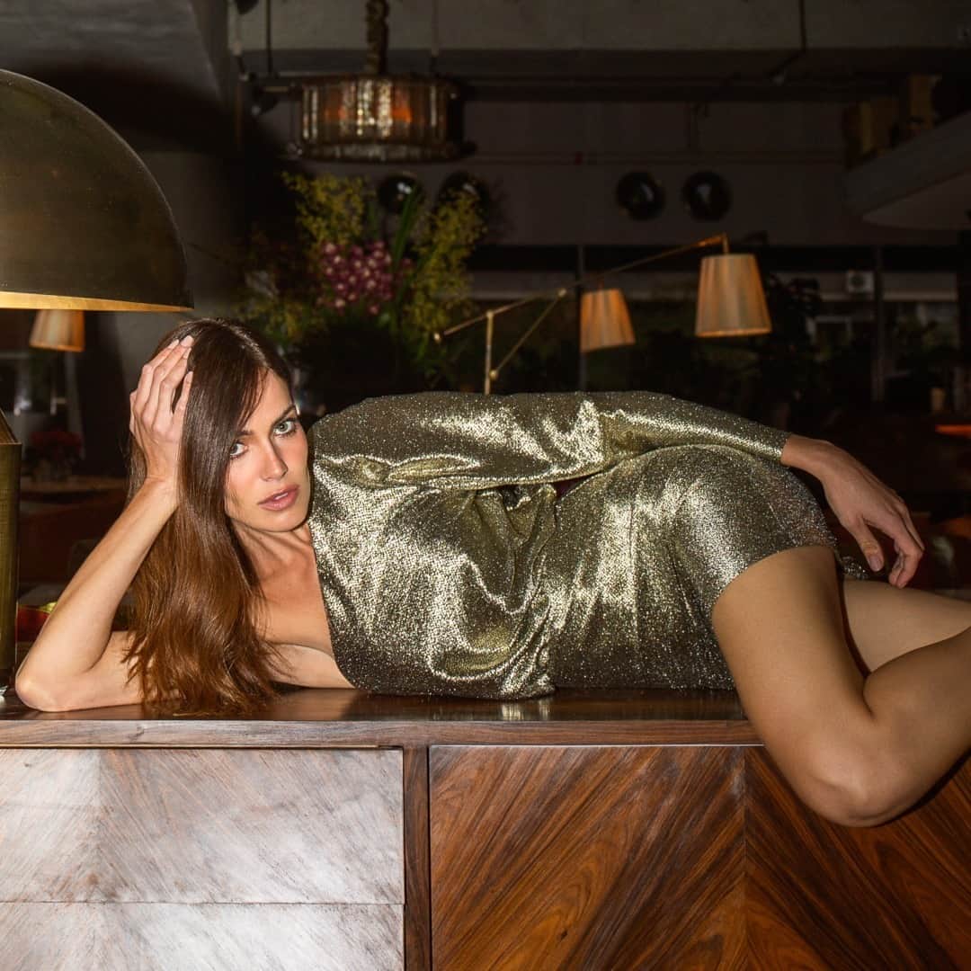 ロザ チャのインスタグラム：「Dress to impress: vestidos metalizados se renovam a cada temporada na #rosacha! Na coleção Comfy & Glam, a peça vem com modelagem ombro único, manga bufante e drapeados. Encontre o seu nas lojas ou no site! (Vestido ref. 15.05.3117) #glamlook #vestidometalizado」