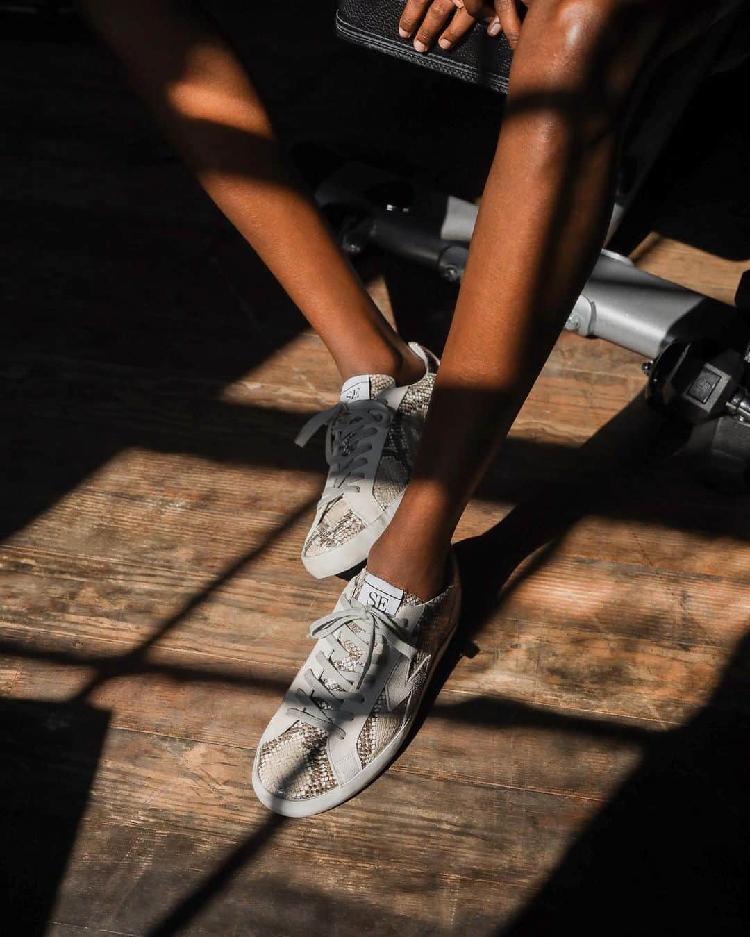 のインスタグラム：「Meet the perfect street style sneaker Tap to shop the ARESON  Photographed by Libby Edelman  #SamEdelman #Fall2020 #SamSneakers」