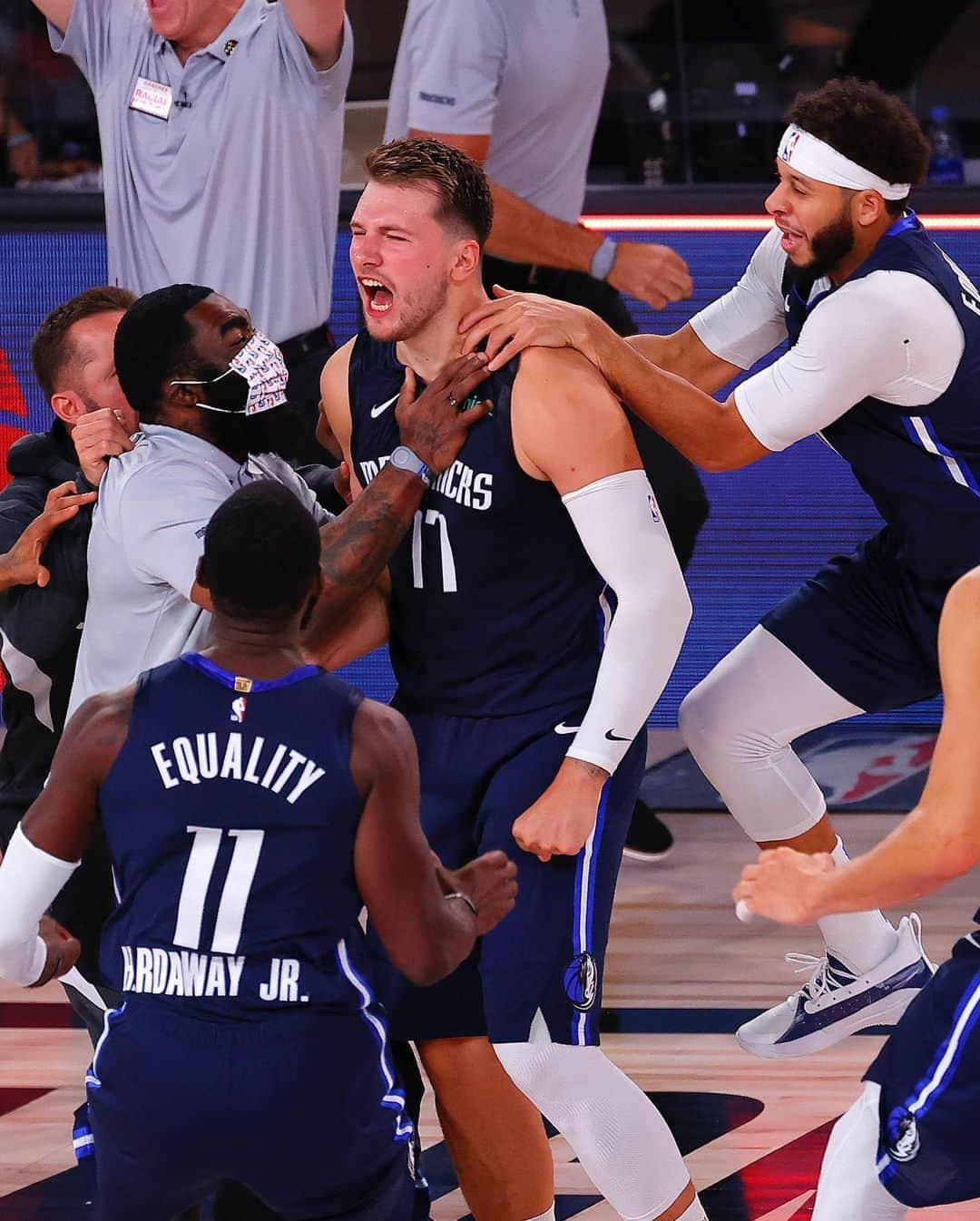 NBAさんのインスタグラム写真 - (NBAInstagram)「Clutch in Orlando! @lukadoncic works his magic for the @dallasmavs playoff victory!  #TissotBuzzerBeater #BESTofNBARestart」10月20日 8時15分 - nba