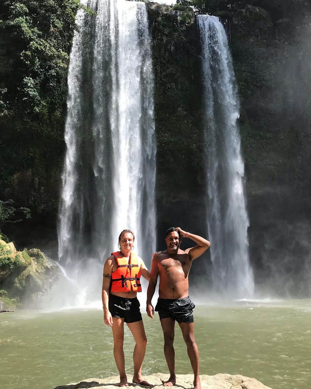 トームさんのインスタグラム写真 - (トームInstagram)「“Don’t go chasing waterfalls...” (feat #Tboz and Chilli ; RIP #LisaLeftEyeLopez)  OR #DrewBarrymore & ET reunite in #Chiapas  OR 2 Gringos go swimming at a waterfall  . #Misolha #AguaAzul  #CascadaLaGolondrindas」10月20日 8時12分 - tomenyc