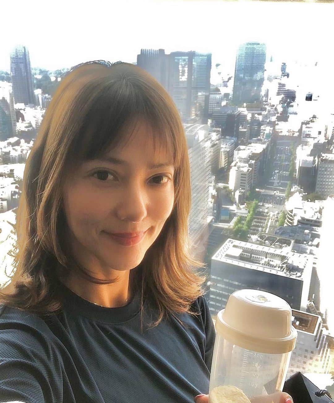 箕輪玖美さんのインスタグラム写真 - (箕輪玖美Instagram)「朝からワークアウト💪 お天気良いから気持ち良いー  ワークアウト終了後のご褒美は、最近お気にのプロテイン、ニューヨークキャラメル味〜💕  #筋トレ女子 #ワークアウト #クラブオンザパーク #筋トレ大好き #美味しいプロテイン #workout  #clubonthepark #アンチエイジング #ヘルス #health #モデル #ダイエット #箕輪玖美」10月20日 8時12分 - kumi.111