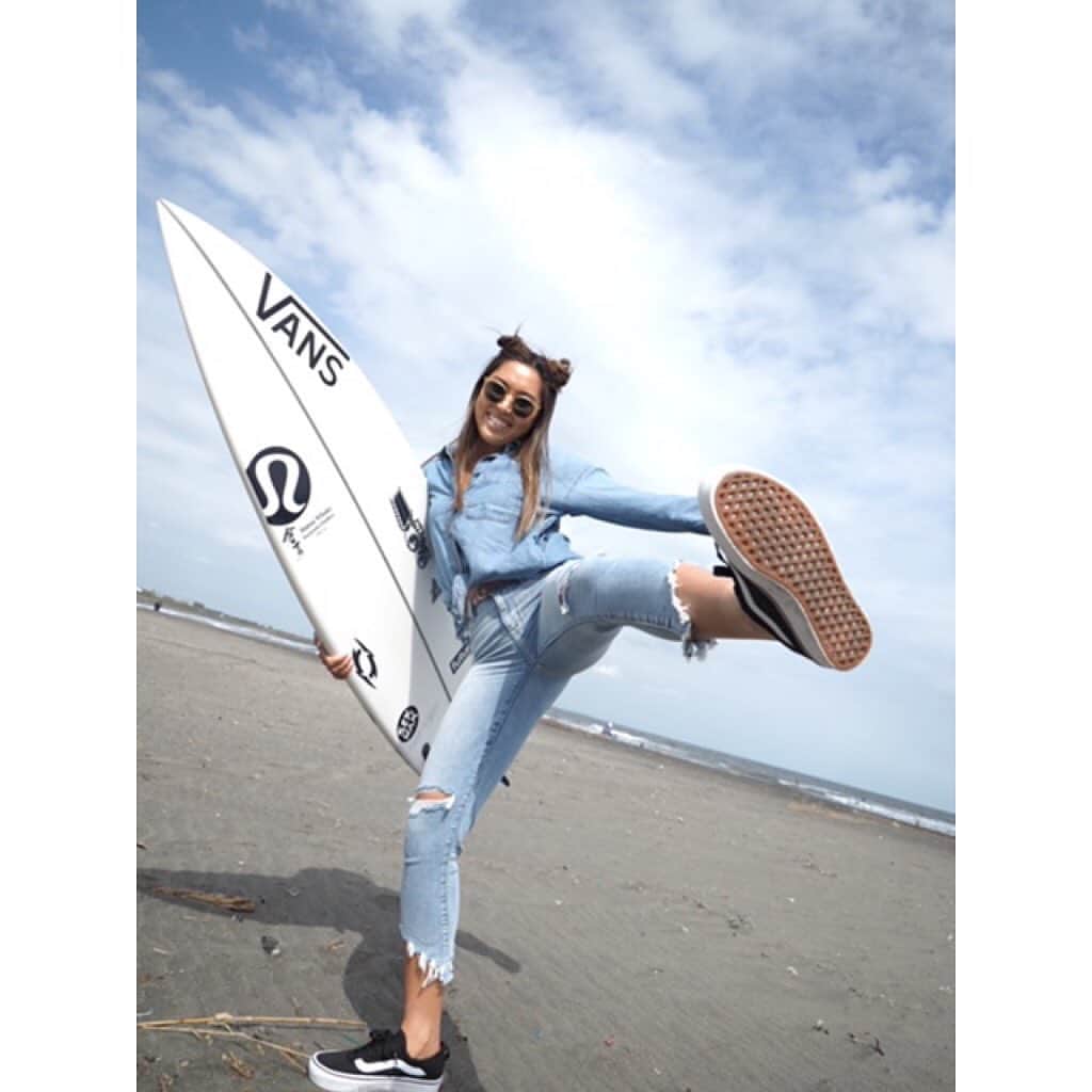 のインスタグラム：「American Eagle のデニムonデニムコーデ💙 AEのデニムはレギンスみたいに本当に着心地がよくて海上りでも凄く楽だから海でもジーンズを履くようになりました👖 このアイテムはオンラインストア www.aeo.jp にてご購入頂けます。   #デニムチャレンジ と @americaneaglejp をつけてAEジーンズを着用した写真を投稿すると、優勝者10名様に素敵なギフトのプレゼントがあります！ (投稿期限は10月末までで、優勝者は11月上旬にDMが届きます！) 是非デニムチャレンジ参加してみてください😉 - @reikanoro #regram #AExME #AEJeans #AE #americaneaglejp #アメリカンイーグル #デニム #デニムチャレンジ」