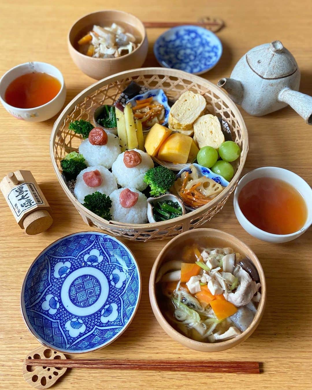 のインスタグラム：「2020.10.20  おはようございます  今日のあさごはんは  ・梅干し&たらこおにぎり ・豚汁 ・だし巻き玉子 ・れんこんとにんじんの金平 ・ほうれん草の胡麻和え ・さつま芋スティック ・柿、マスカット  今朝はおにぎりに豚汁で。 昨日きのこ汁作ったのをアレンジで 豚肉入れただけ。 いいお出汁が出てて美味しい〜 生姜も隠し味でちょっぴり。 ぽかぽか温まる✨  朝走る予定が起きられずで💦 朝走るか散歩行かないと 2万歩はきつく、、 今日は目標達成無理そう😭 先週は1週間で14万8千歩歩いてた。 （走りも含め） 算数苦手だけど😂数値で確認するのは やる気出るし楽しい。  今日もがんばろう〜  #あさごはん#朝ごはん#朝食#おにぎり#竹籠弁当風#和食#骨董品#豚汁#おにぎりに豚汁#めいぼく椀#breakfast#morning#cooking#japanesefood#onigiri#onigiriaction#igersjp#locari#おうちごはん#おうちごはんlover#フーディーテーブル#朝時間#朝美人アンバサダー」