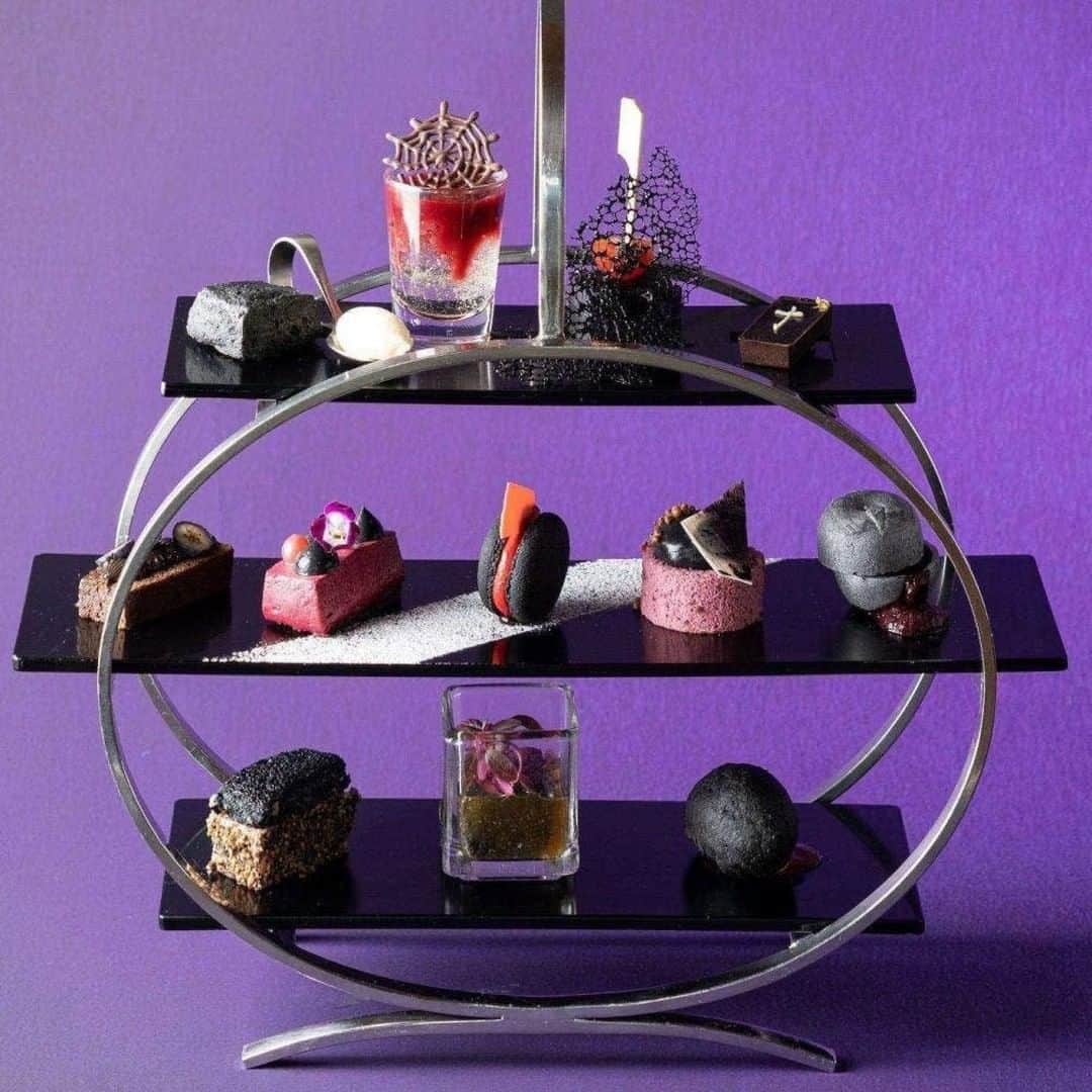 のインスタグラム：「【Go To Eat対象店舗】 THE GRAND LOUNGE／THE GRAND GINZA@銀座 ・ 【9/1～10/31限定】ティーブランドTWGの紅茶も好きなだけ！ハロウィンアタヌーンティーセット ・ 「銀座駅」出口より徒歩2分、GINZA SIX 13Fにある『THE GRAND LOUNGE』より、9/1～10/31平日限定ハロウィンアフタヌーンティーセットプランが登場！  今年のハロウィンは”Witch-魔女-からの刺激的なノワール”をテーマにお届け。スパイシーポークや竹炭、紫芋や黒ゴマ・ブラックベリーなど、味わいや見た目にも刺激的なハロウィンを演出。秋の味覚もふんだんに盛り込んだTHE GRAND LOUNGEオリジナルを存分に楽しめる。  紅茶はシンガポール発の世界屈指のラグジュアリーティーブランドTWGを代表するブレンドティー「1837 Black Tea」など、ブラックティーやカモミールなど約13種が好きなだけ。色鮮やかなティーセットで過ごす、極上の昼下がりを。 ・ 店名：	THE GRAND LOUNGE／THE GRAND GINZA 住所：	東京都中央区銀座六丁目10-1　GINZA SIX 13F アクセス：東京メトロ各線「銀座駅」出口より徒歩2分  ★最大10000ポイントもらえる！Go To Eatキャンペーン実施中★ 詳しくは、プロフィールURLより↓ ＠ozmall_restaurant  #ozmall #オズモール #OZグル#レストラン #グルメ #グルメ好きな人と繋がりたい #グルメ#東京グルメ#記念日ランチ#女子会  #ハロウィン#ハロウィンパーティー#ハロウィーン#ハロウィン料理#ハロウィンごはん #ハロウィンメニュー#ハロウィン仕様#ハロウィンスイーツ#ハロウィン限定#ハロウィンイベント #アフタヌーンティー#アフタヌーンティールーム#アフタヌーンティーセット#アフタヌーンティー部 #アフタヌーンティー巡り#ハロウィンアフタヌーンティー#ヌン活 #スイーツ好きな人と繋がりたい#スイーツテロ#スイーツ大好き」