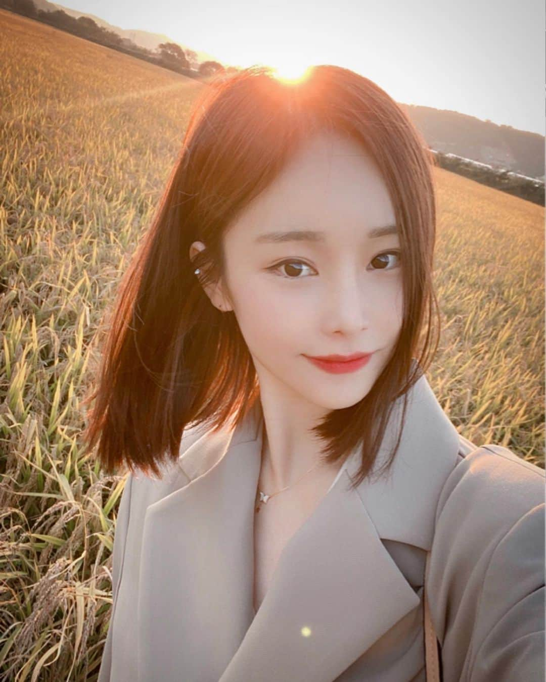 ジナ のインスタグラム：「#가을 #촬영  춥다 머리카락 기르장😖」