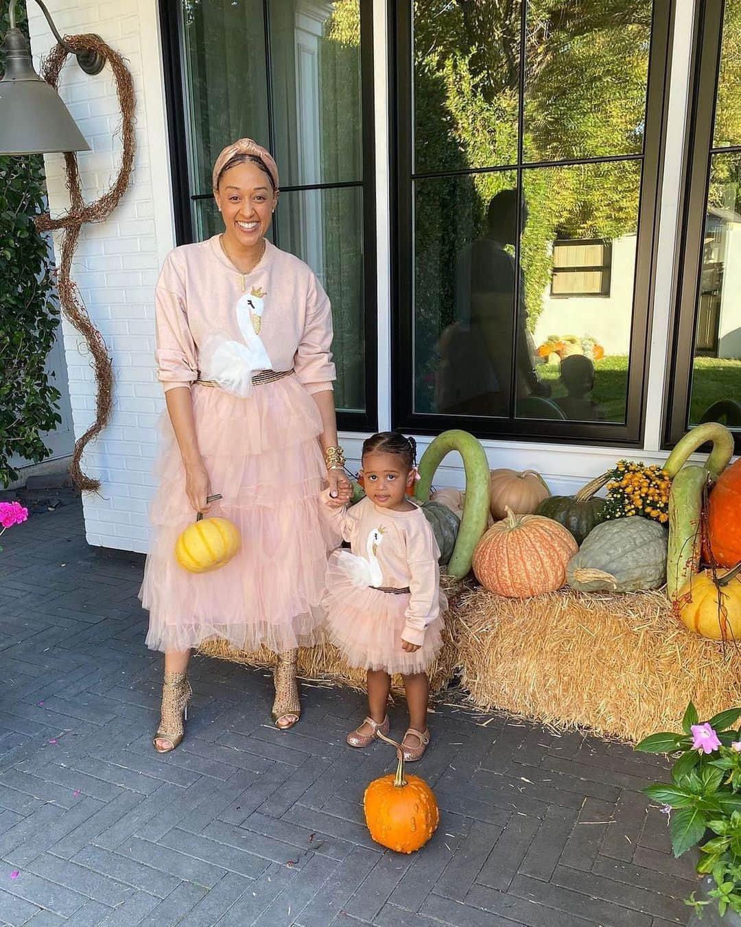 People Magazineさんのインスタグラム写真 - (People MagazineInstagram)「Like mother, like daughter! 💕 Tia Mowry-Hardrict is getting festive in a sweet photo with her 2-year-old daughter Cairo. 🎃  #Regram @tiamowry」10月20日 8時33分 - people