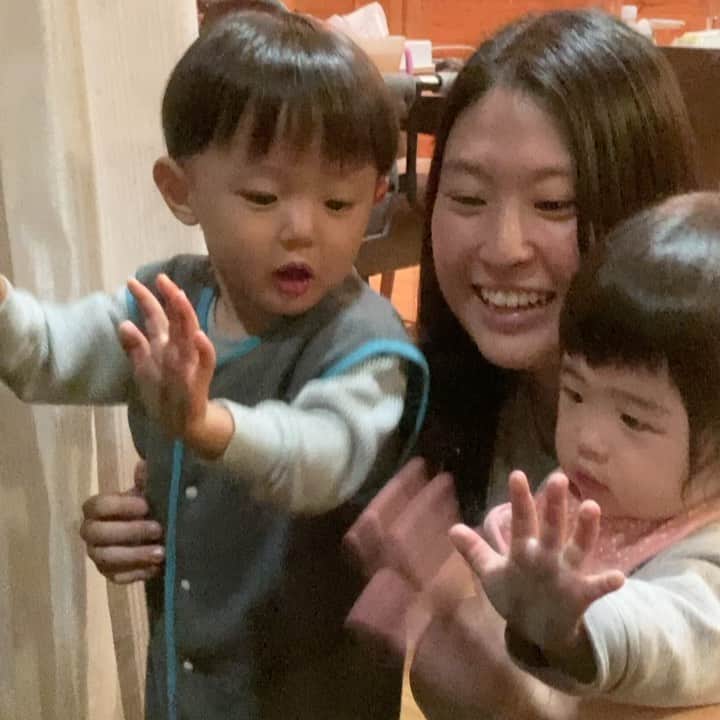 vo_coのインスタグラム：「👧🏻👦🏻 寒いテラスで肉を炙る父たちを鼓舞する妖精たち * #ぼくちゃんとたまこ」