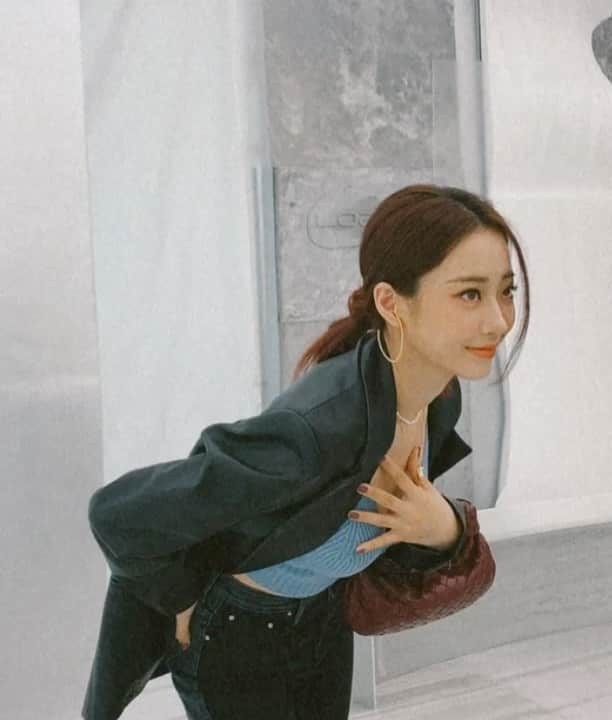 ギョンリ のインスタグラム：「경리간길 youtube upload. #가을룩북 🤎」