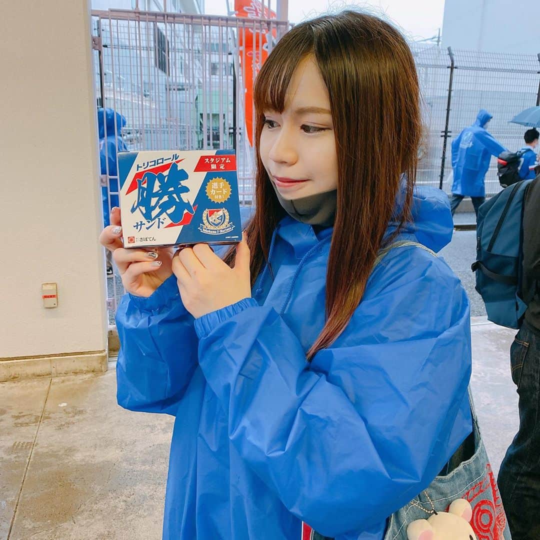 山口みらんのインスタグラム：「2020年 10月 10日 #ニッパツ三ツ沢球技場 #大分トリニータ 戦💙 4-0 快勝⭐️⭐️⭐️⭐️⛱ 、 台風接近で雨風が強かった🌧 初めてのトリコロール勝サンドでした🔴⚪️🔵そして初めてのゴール裏(ビジター側)とっても迫力があり、いつもと違う観戦ができたのはとても楽しかったよ♥やっぱり三ツ沢は近いね🤩 . #fmarinos #ニッパツ #マリノス #サッカー好き #三ツ沢 #横浜 #サッカー女子 #ゴール裏 #soccer #サッカー」