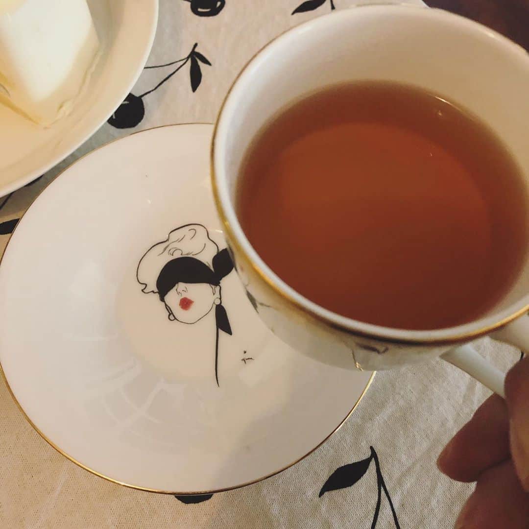 緑川ミラノさんのインスタグラム写真 - (緑川ミラノInstagram)「今日もよく動いた…😁  褒美に#fortnumandmason  の紅茶とケーキ🍰🍰🍰 3個www  テイクアウトは遠慮なくやれるよね、久しぶりにやり過ぎましたw  #thankyou  @kuwahalaion」10月20日 19時34分 - midorikawa_mirano