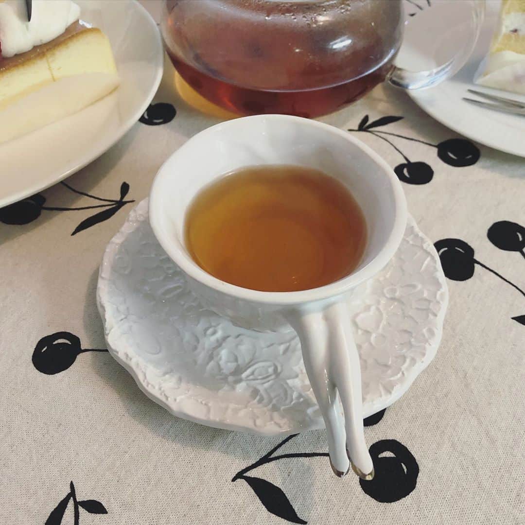 緑川ミラノさんのインスタグラム写真 - (緑川ミラノInstagram)「今日もよく動いた…😁  褒美に#fortnumandmason  の紅茶とケーキ🍰🍰🍰 3個www  テイクアウトは遠慮なくやれるよね、久しぶりにやり過ぎましたw  #thankyou  @kuwahalaion」10月20日 19時34分 - midorikawa_mirano
