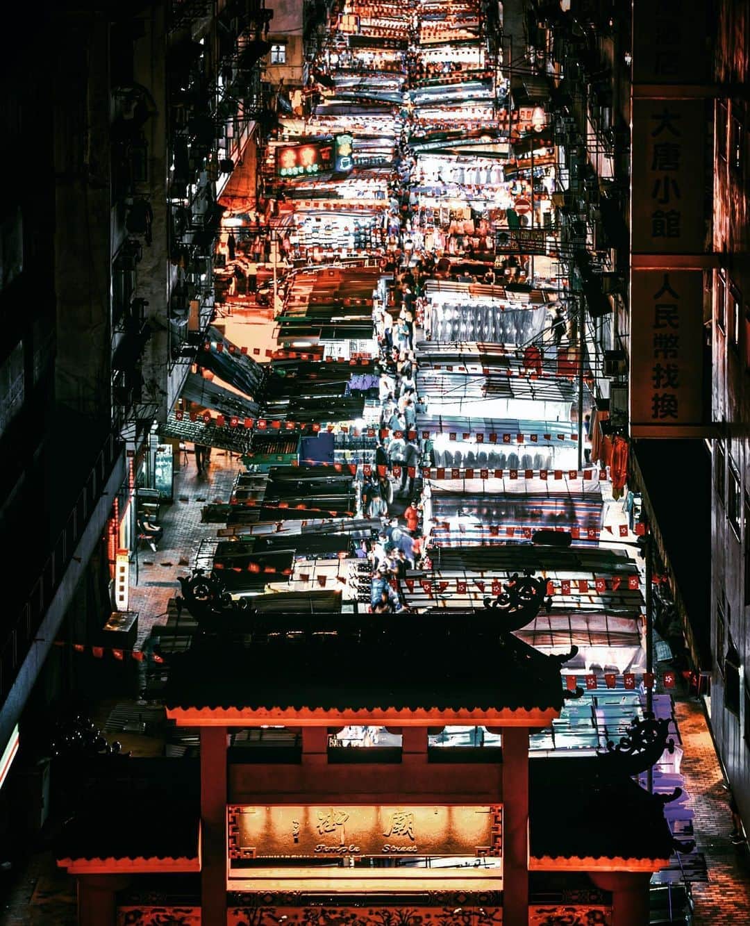HAYAMI HANNAH ハナさん ど田舎さんのインスタグラム写真 - (HAYAMI HANNAH ハナさん ど田舎Instagram)「Night lights 🇭🇰 The Parking lot will be broken I heard. It’s memorial photo.  I took many photos of the temple street.   いつもサポートありがとうございます🙏  #hayamihannah  #DiscoverHongKong  #Picsofhk #香港 #Sonyimagegallery  #instameethk⁠ #awesomehongkong  #hongkongphotography⁠ #unlimitedhongkong  #exploringhongkong⁠ #hongkongstreets  #hongkongnight  #hongkong  #hongkonglifestyle #Hongkonginsta  #hongkongstreetphotography⁠ #visualhongkong  #reframinghk  #hongkongliving  #sonyimages  #moodygrams⁠  #Adorama #Way2ill #yourshotphotographer  #localiiz  #HongKongGuide #TimeOutHK #capitalshooters  #DarkMobs  #Monstermoods」10月20日 19時35分 - hayamihannah